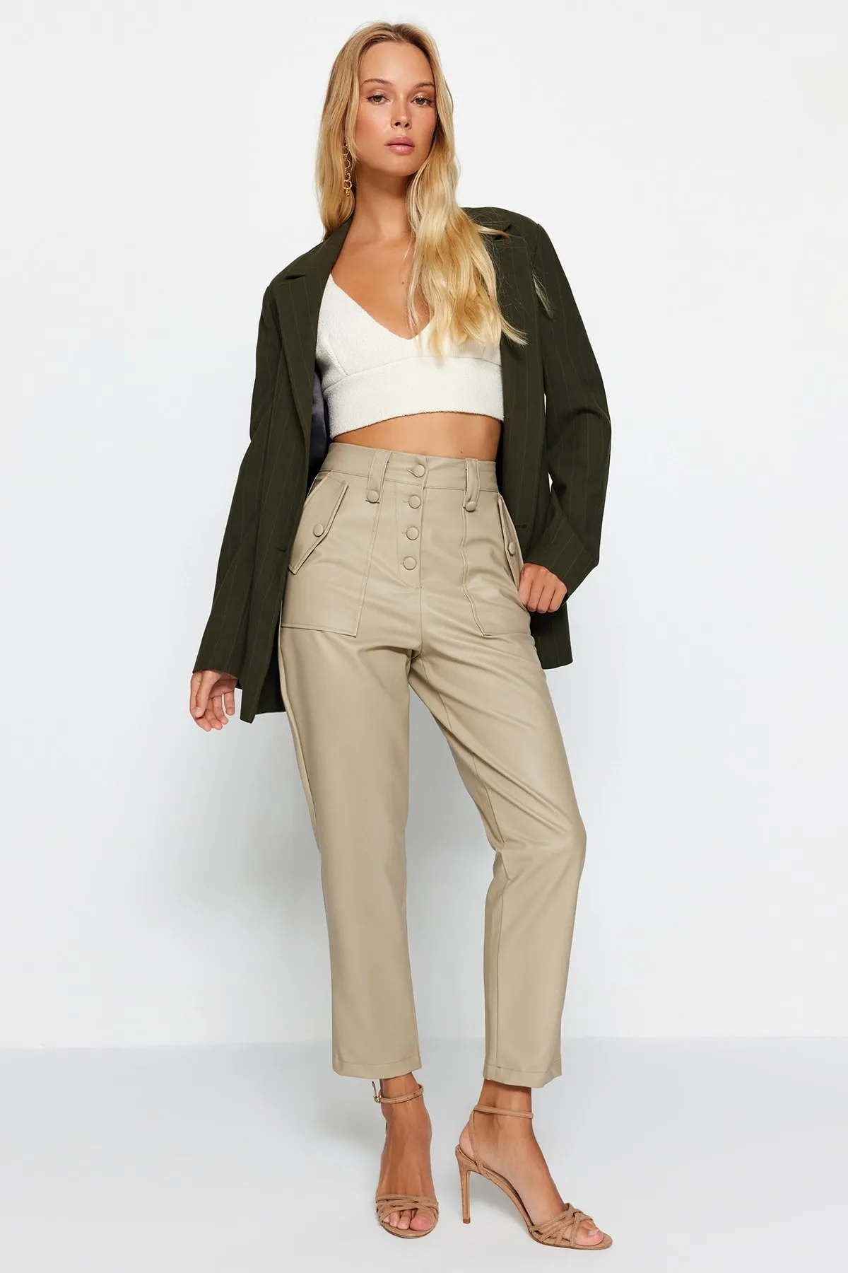 Trendyol Collection  Nerzfarbene Karottenhose aus Kunstleder mit gewebter Vorderseite und Knöpfen TWOAW22PL0083