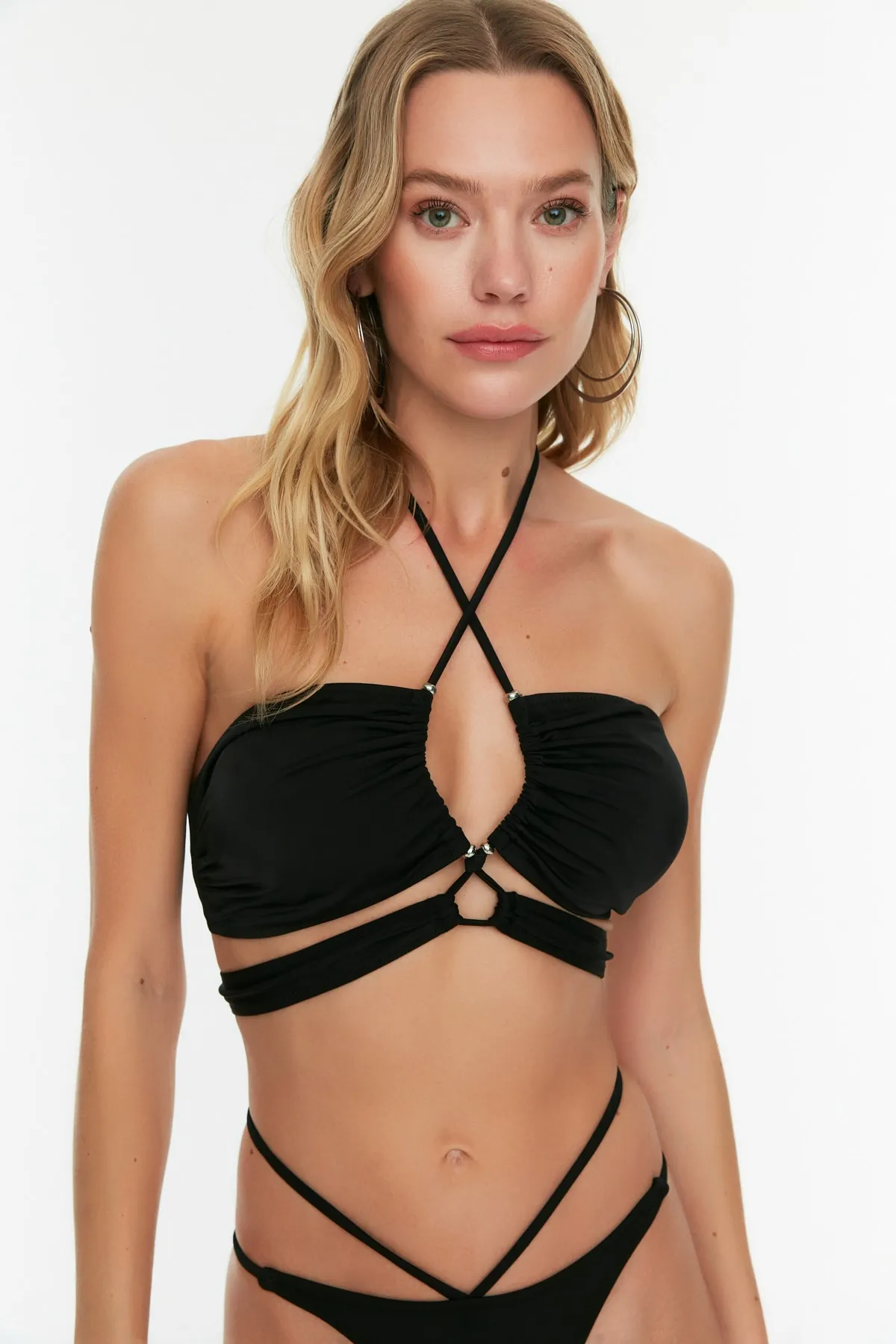 Trendyol Collection  Schwarzes trägerloses Tunnel-Bikinioberteil TBESS22BU0335