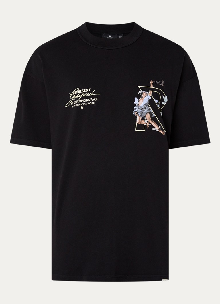 Prezintă un tricou Hermes cu logo și imprimeu pe spate.
