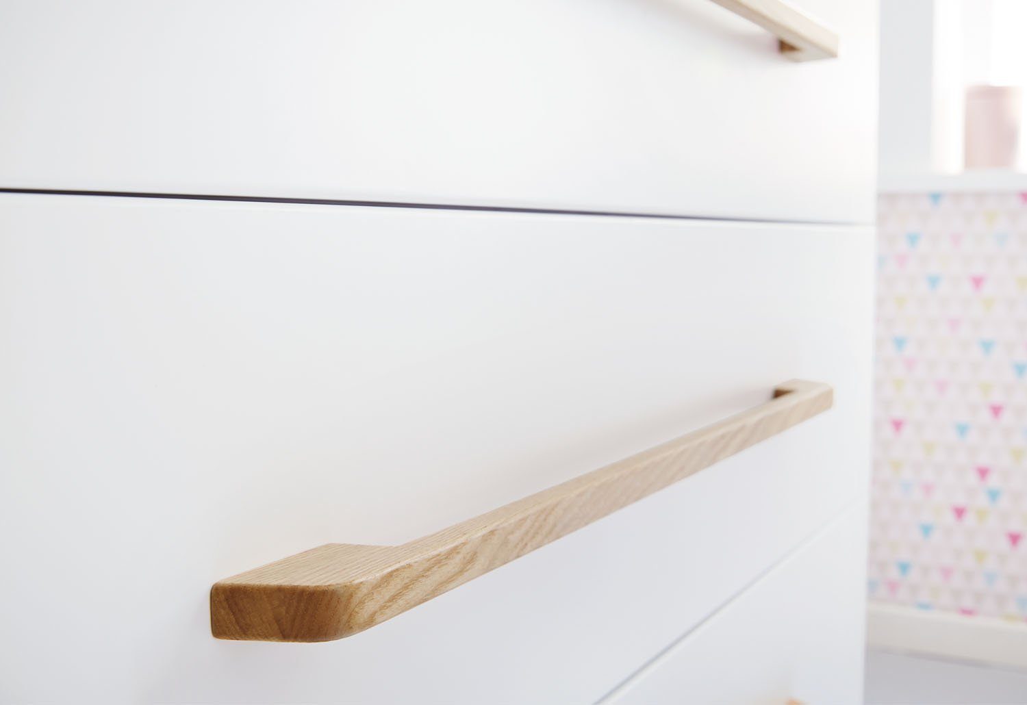 Pinolino® Babyzimmer-Komplettset Riva, (Set, 4-St., Kinderbett, Wickelkommode, Kleiderschrank, Wandregal), breit groß; mit Kinderbett, Wickelkommode, 3-trg. Schrank & Wandregal