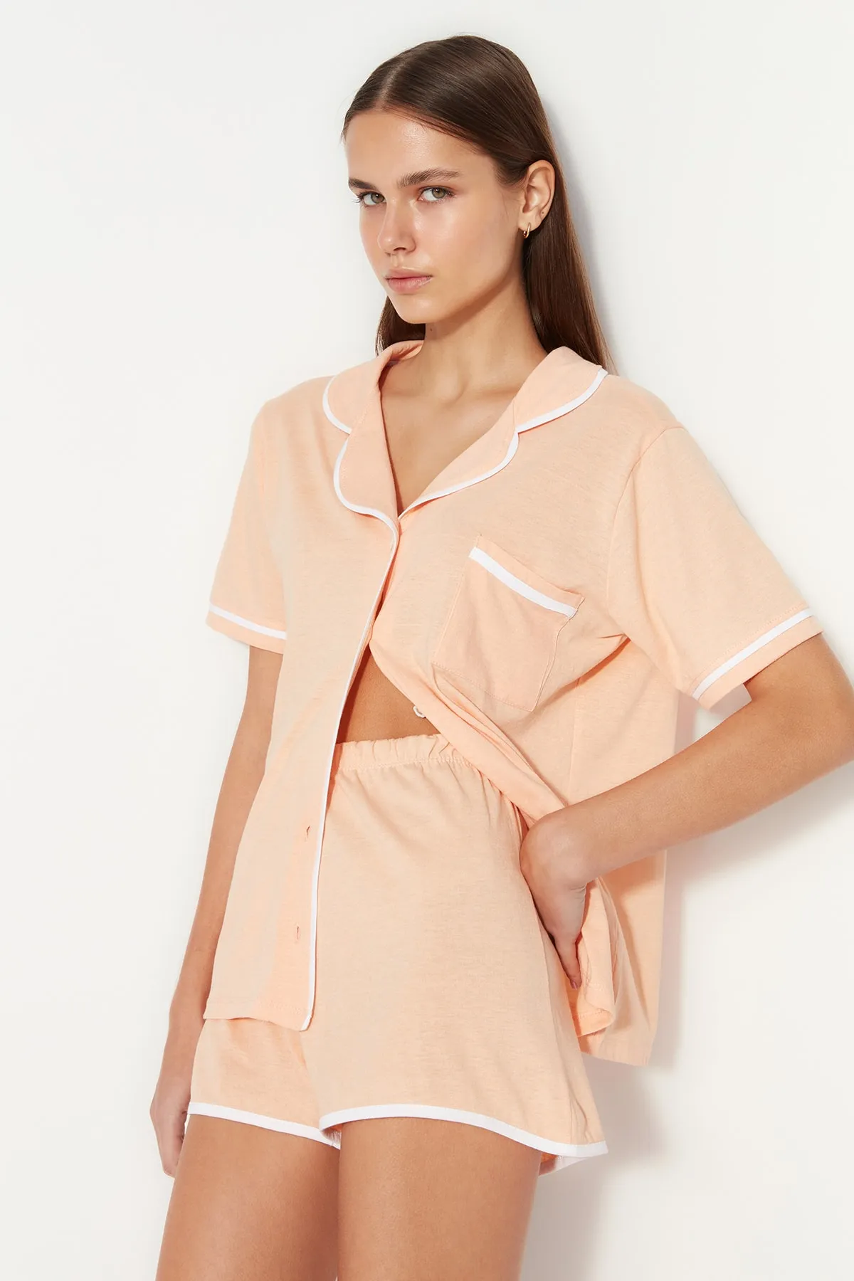 Trendyol Collection  Lachsfarbenes, gestricktes Pyjama-Set aus Hemd und Shorts aus 100 % Baumwolle mit Paspelierung THMSS20PT0406