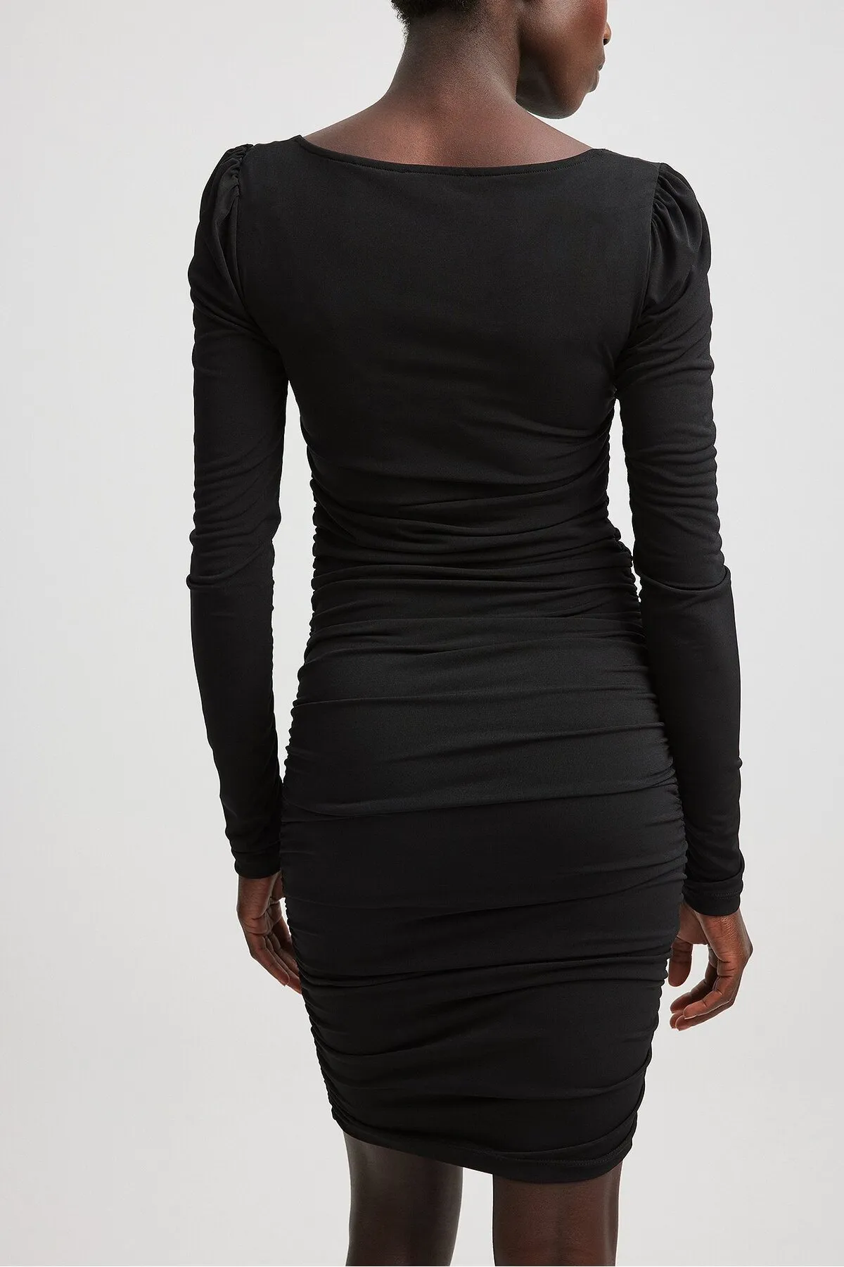 NA-KD  Gerafftes Kleid mit quadratischem Ausschnitt