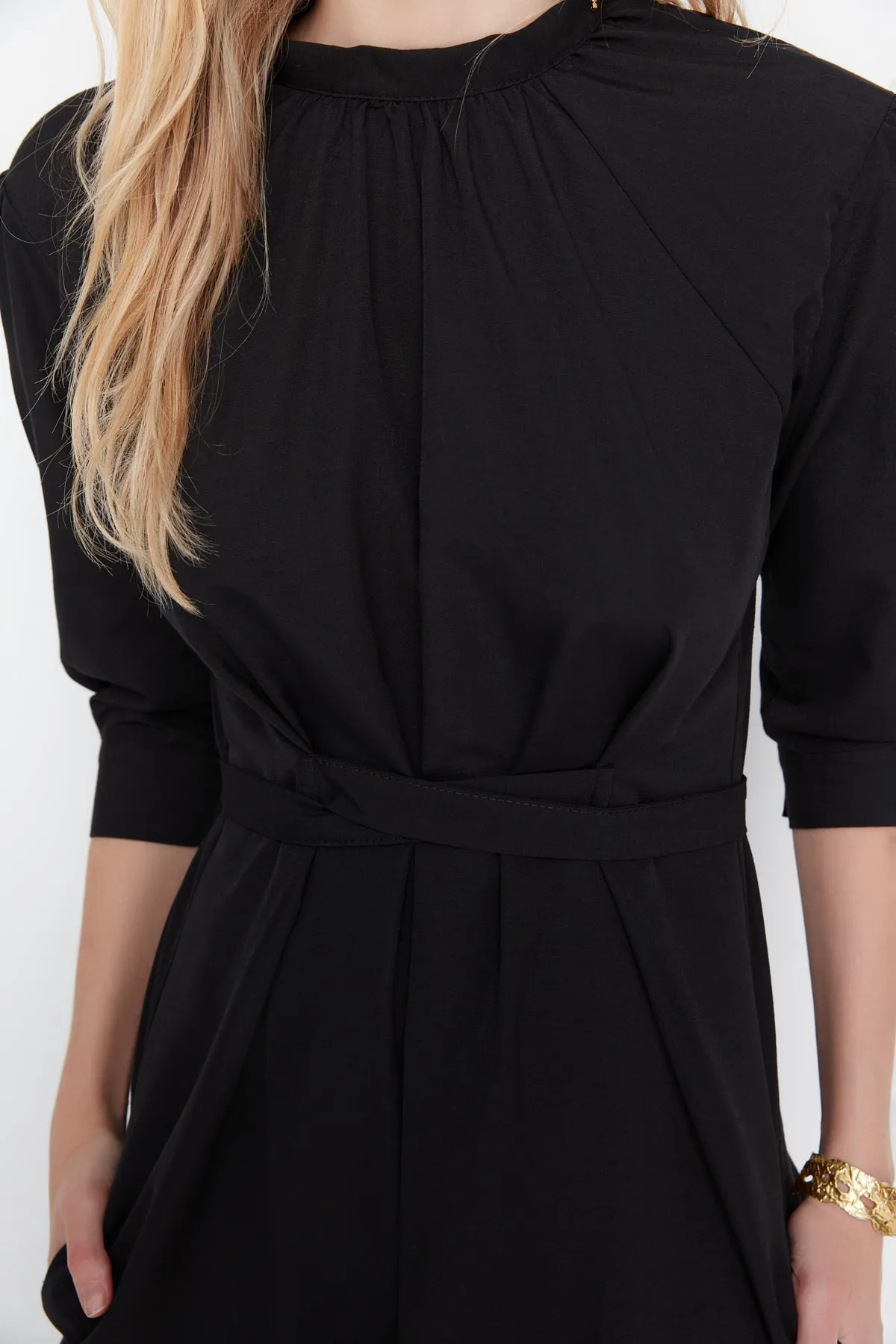Trendyol Collection  Schwarzes, detailliertes Webkleid mit Raffungen TWOAW23EL00217