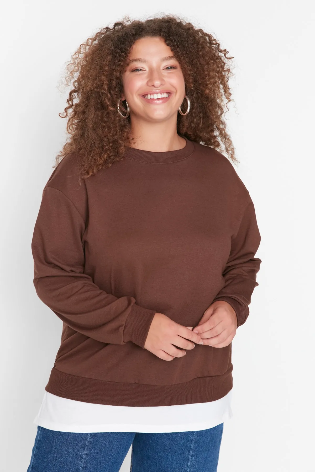 Trendyol Curve  Braunes, dünnes Strick-Sweatshirt im T-Shirt-Look mit tiefem Rückenausschnitt TBBAW23AO00024
