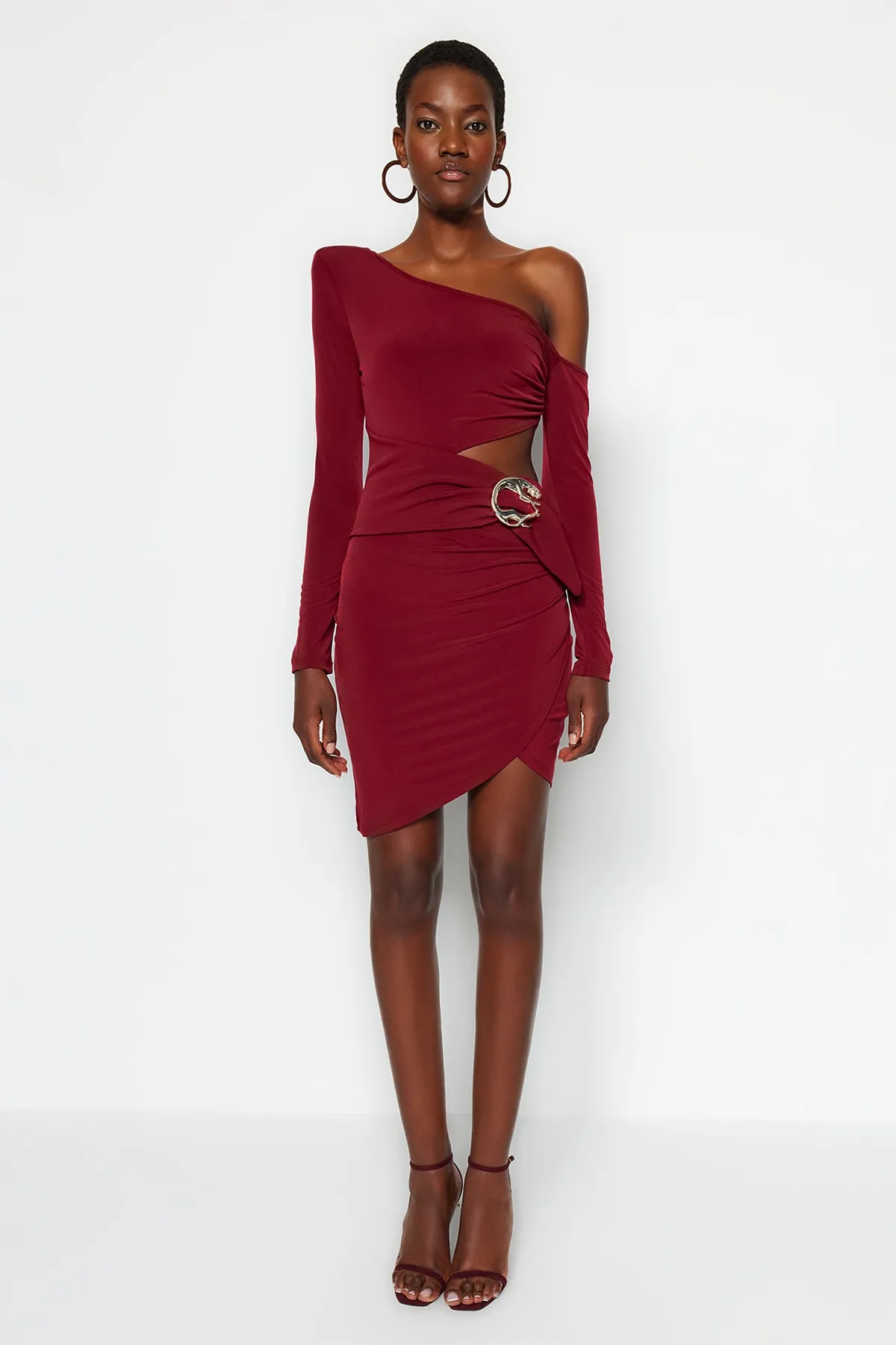 Trendyol Collection  X Zeynep Tosun Claret Red One-Shoulder-Kleid mit Details TPRAW23EL00403