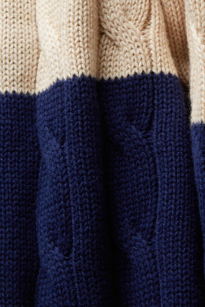 Gestreifter Zopfstrickpullover