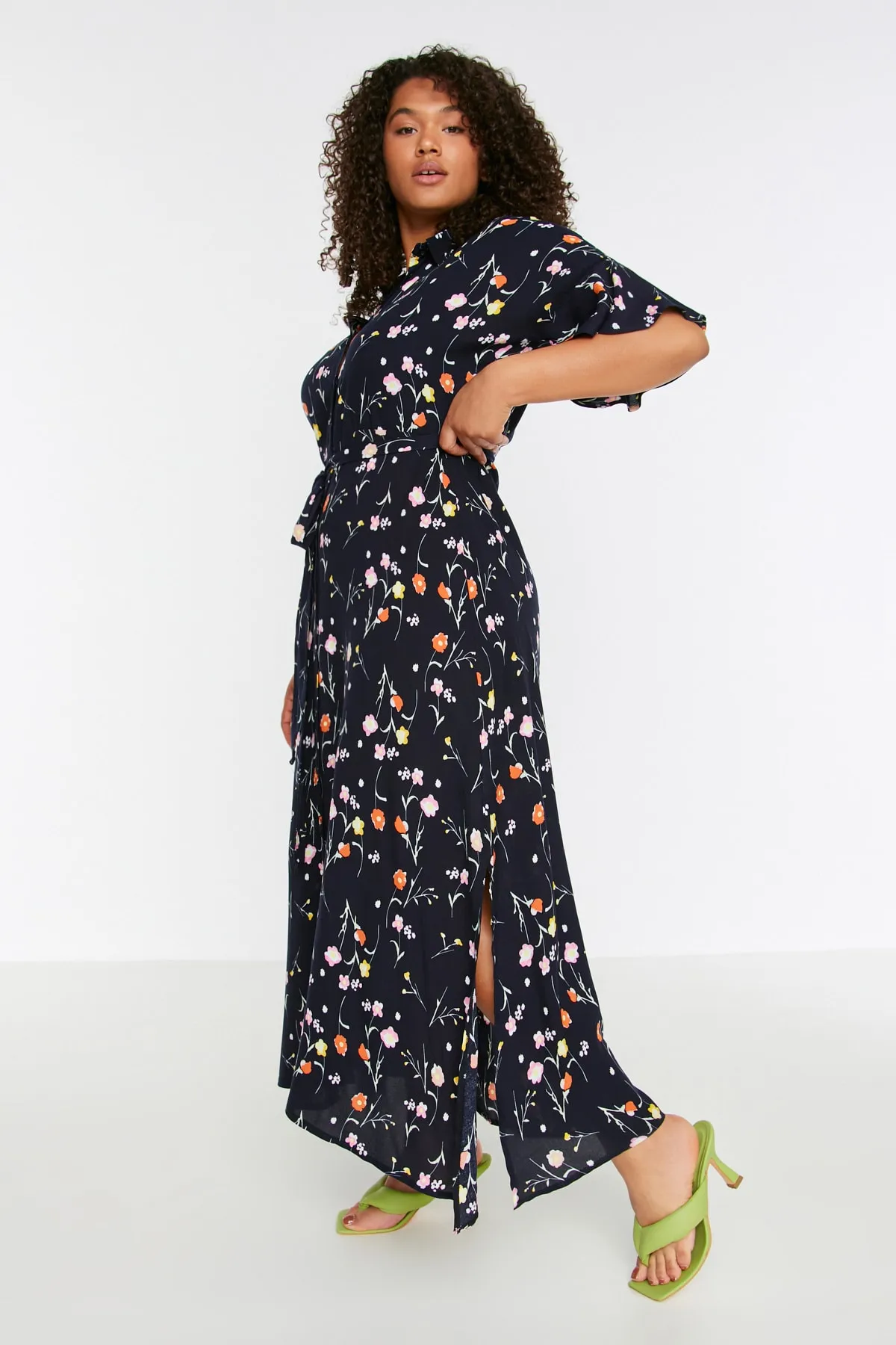 Trendyol Curve  Marineblaues Kleid mit gewebtem Blumenmuster und Schlitzdetail TBBSS22EL1612