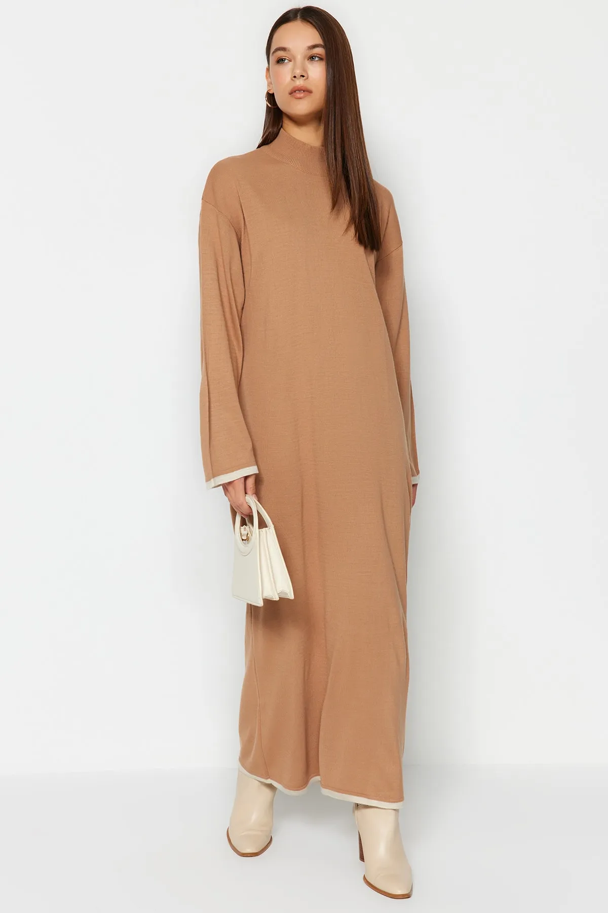 Trendyol Modest  Beiges, bequem geschnittenes, langes Strickkleid TCTAW24EB00032