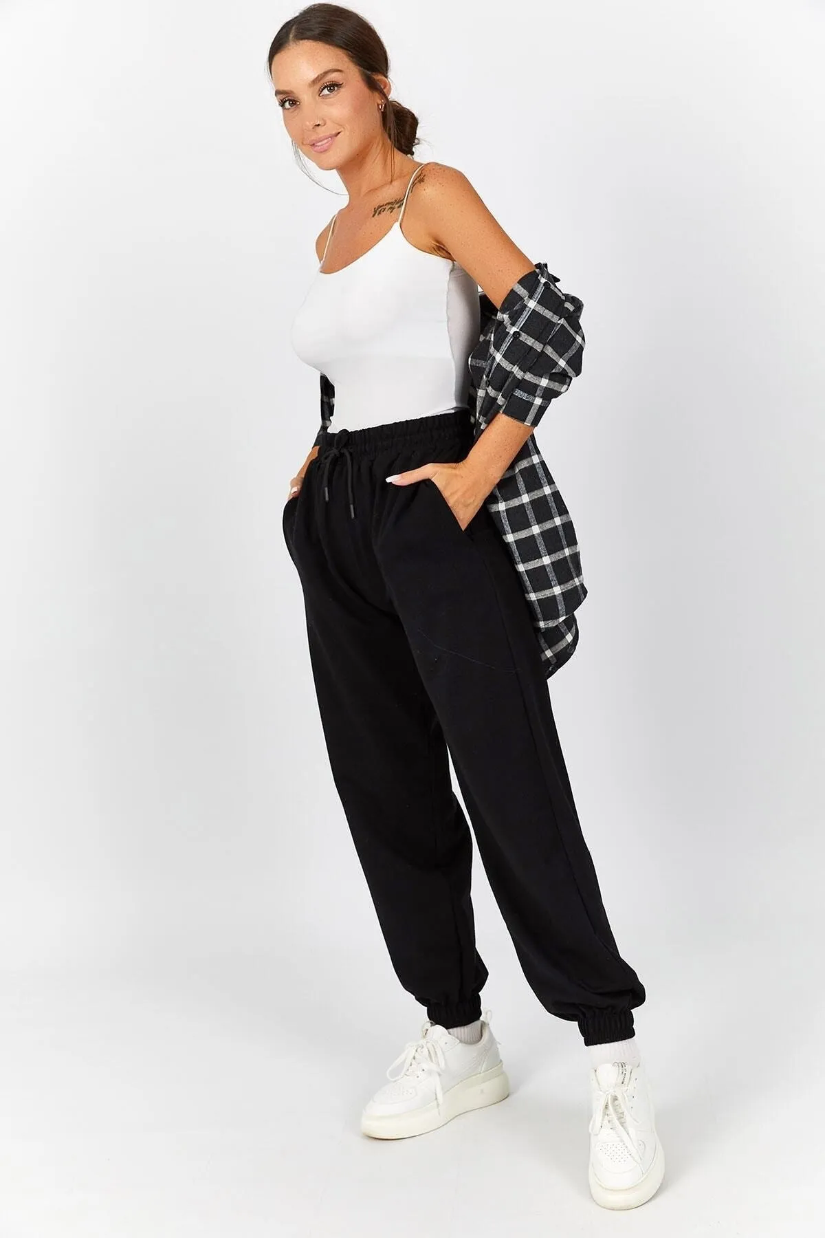 armonika  Schwarze Damen-Jogginghose mit elastischem Bund und Beintaschen Arm-22Y024062