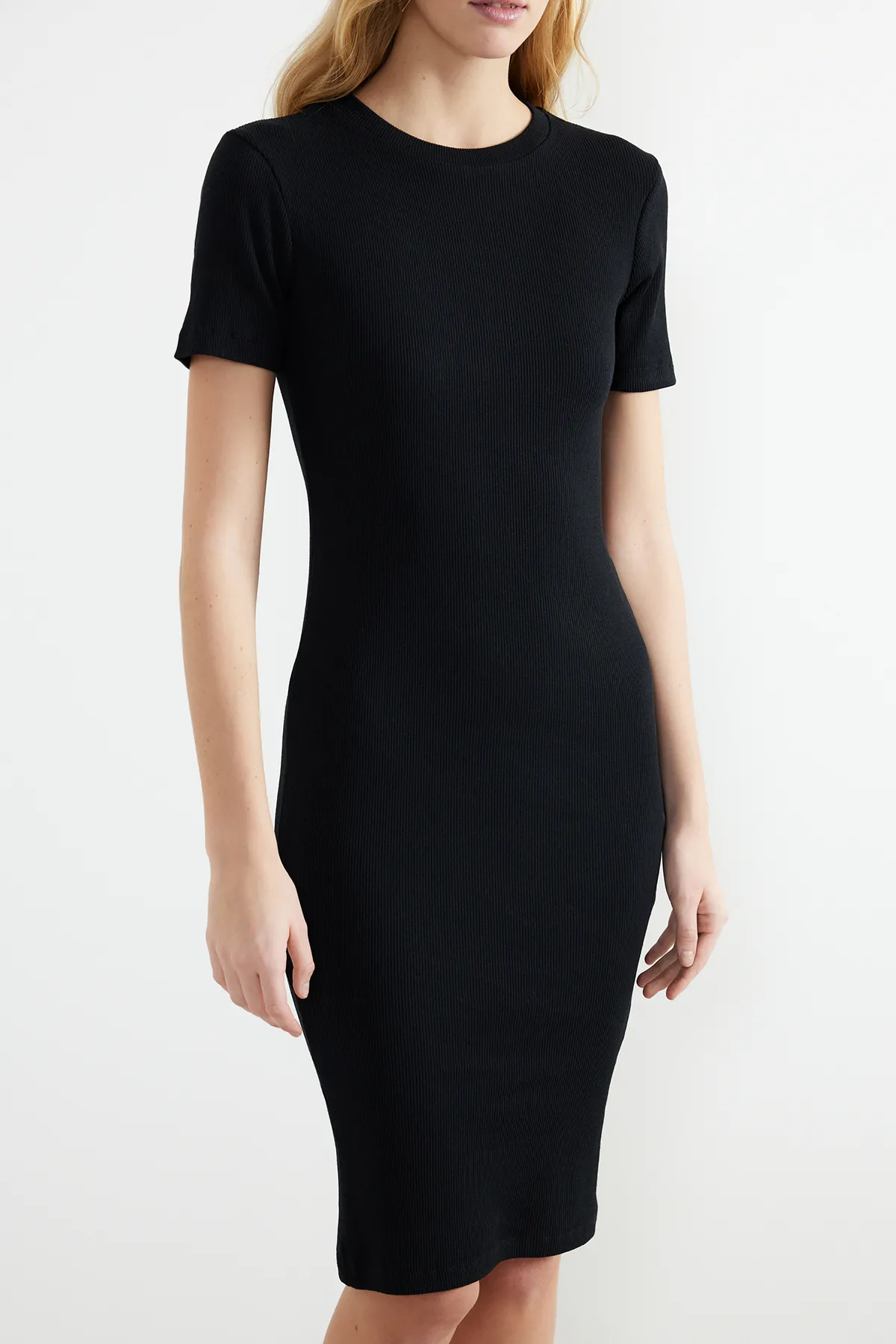 Trendyol Collection  Schwarzes, geripptes, dehnbares Strick-Midi-Bleistiftkleid mit Rundhalsausschnitt TWOSS24EL00486