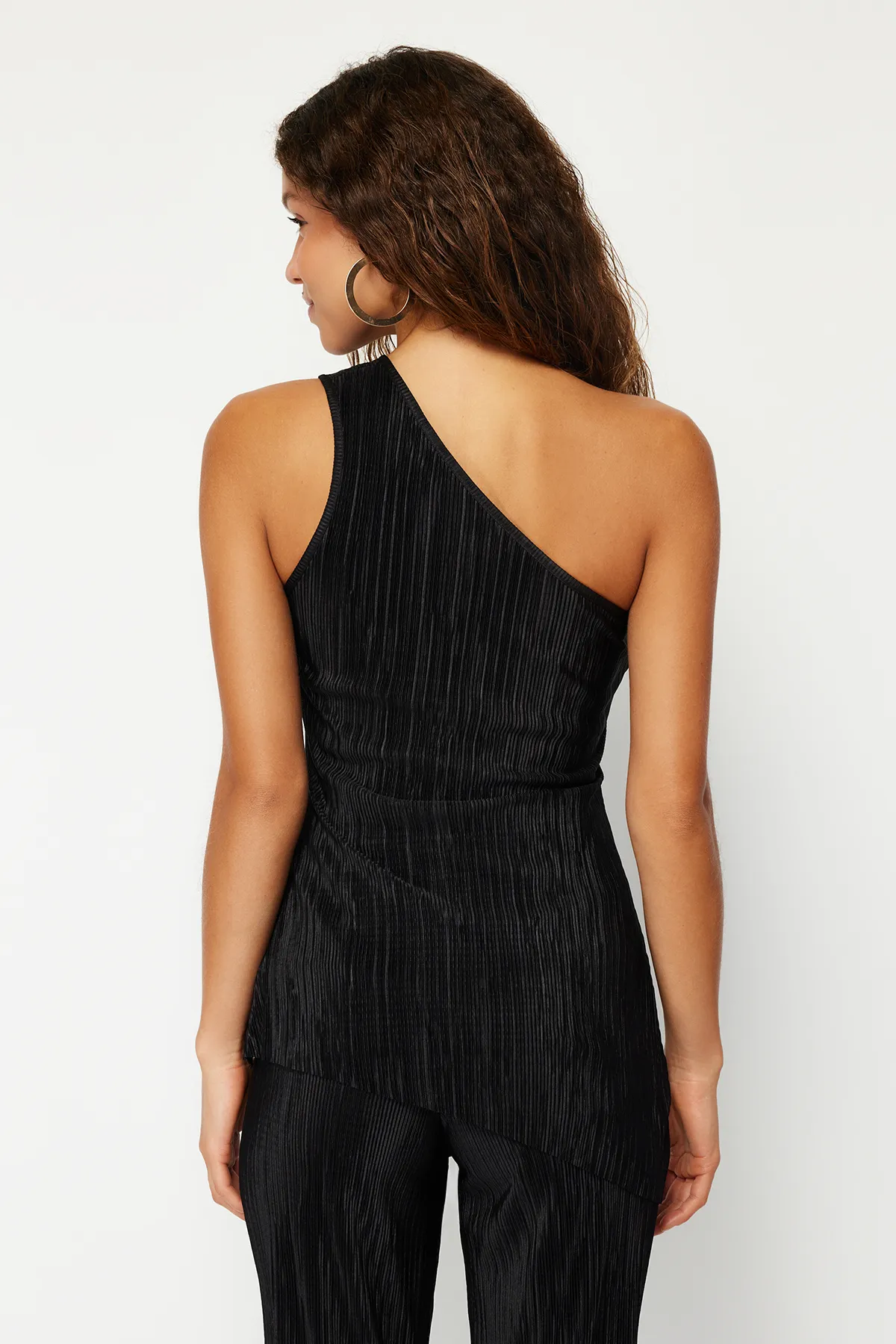 Trendyol Collection  Schwarze plissierte Stretch-Strickbluse mit asymmetrischem Kragen TWOSS24BZ00318