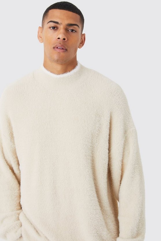 Flauschiger Oversize Pullover mit Trichterkragen