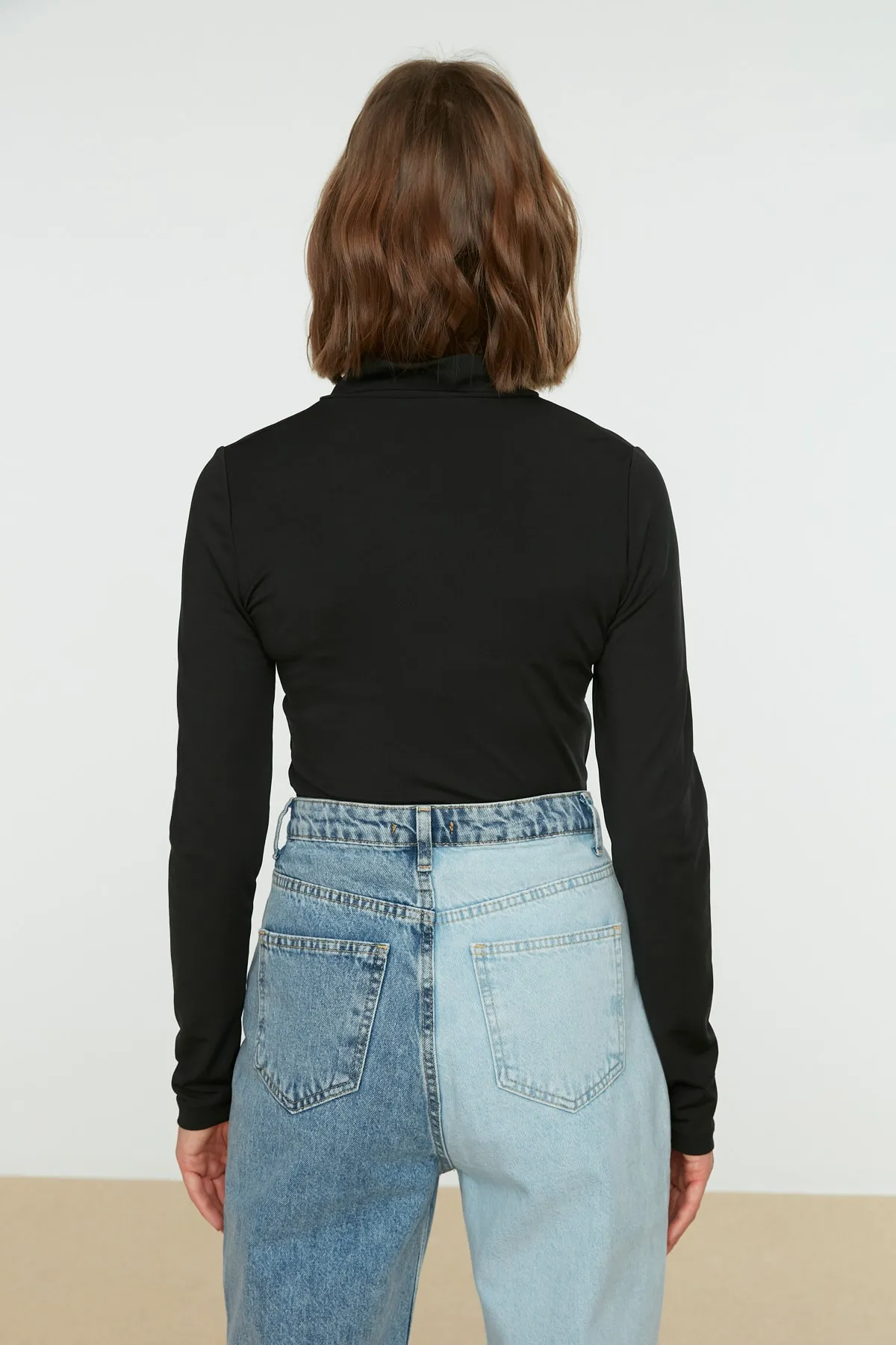 Trendyol Collection  Schwarzer Strickbody mit Stehkragen und Reißverschluss und langen Ärmeln sowie flexiblem Druckknopf TWOAW21BD0070