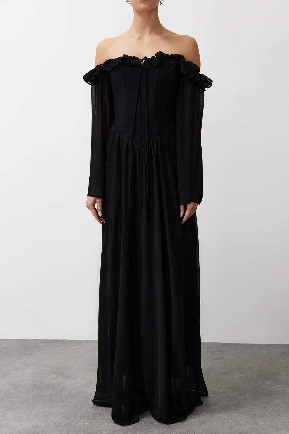 Trendyol Collection  Schwarzes Abendkleid mit Taillenöffnung/Skater-Chiffon, lang TPRSS24AE0016