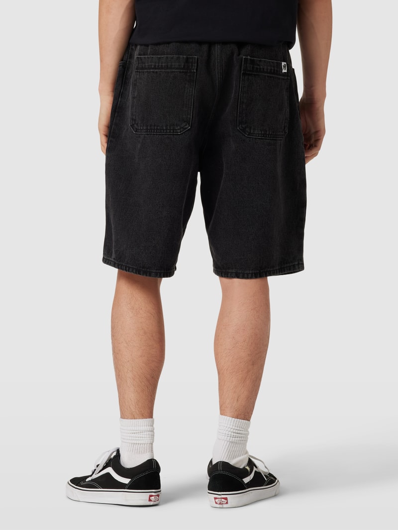 Jeansshorts mit Eingrifftaschen in schwarz