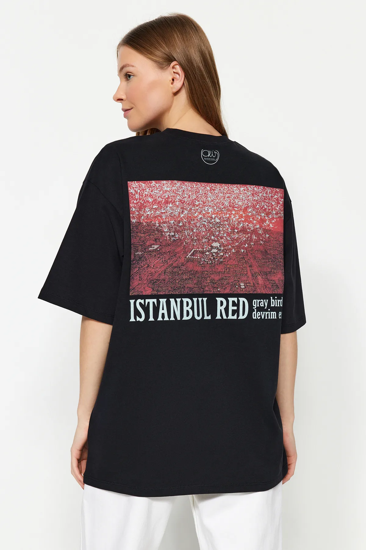 Trendyol Collection  Schwarzes Unisex-Strick-T-Shirt mit Devrim-Erbil-Print in Übergröße TWOSS24TS00017