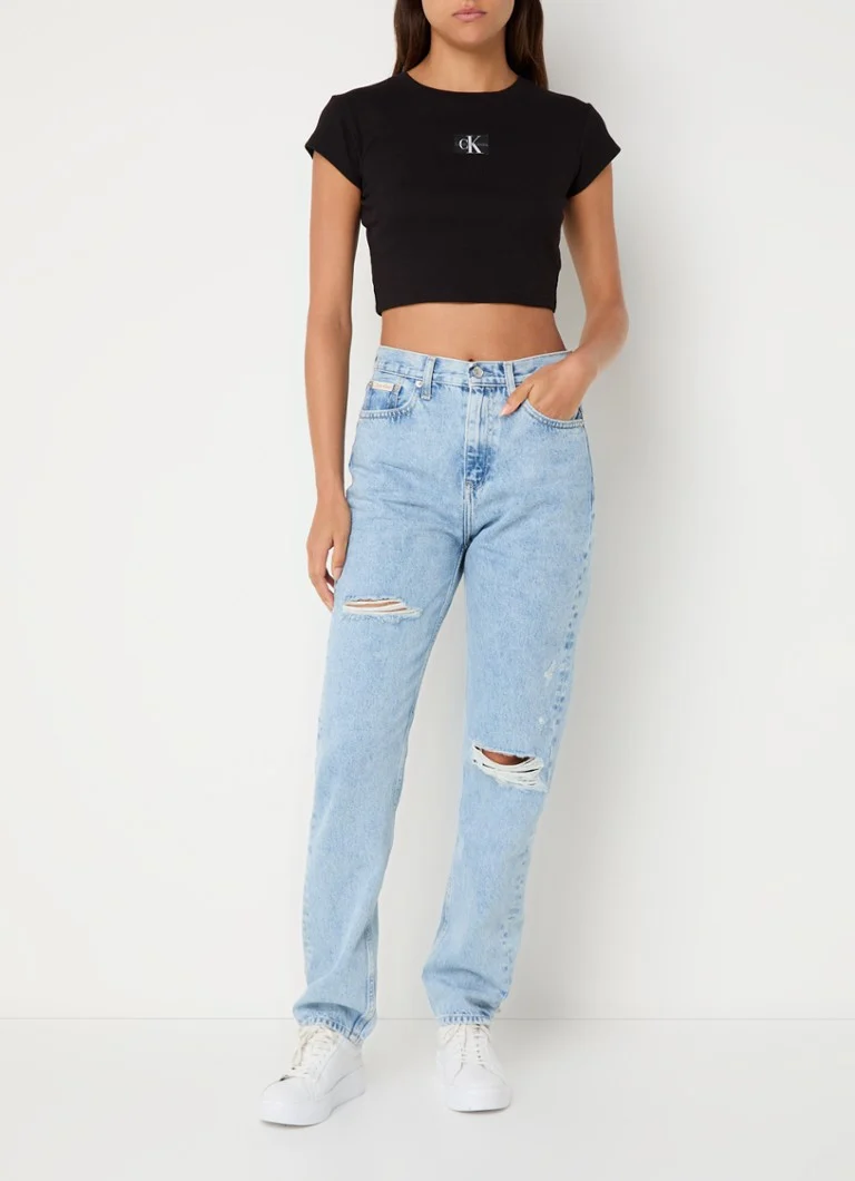 Blugi slim fit cu talie înaltă de la Calvin Klein, ușor spălați și cu urme de uzură.