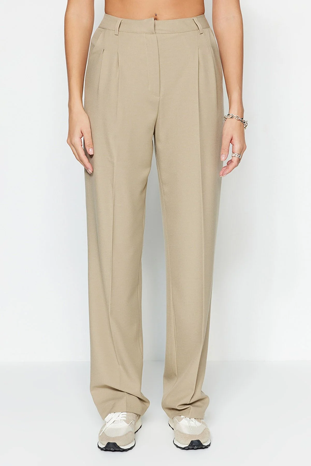 Trendyol Collection  Limited Edition – gerade/gerade geschnittene, plissierte Webhose in Nerzfarben TWOAW23PL00401