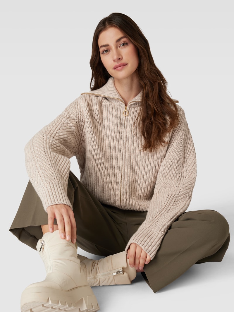 Strickjacke mit Rollkragen in sand