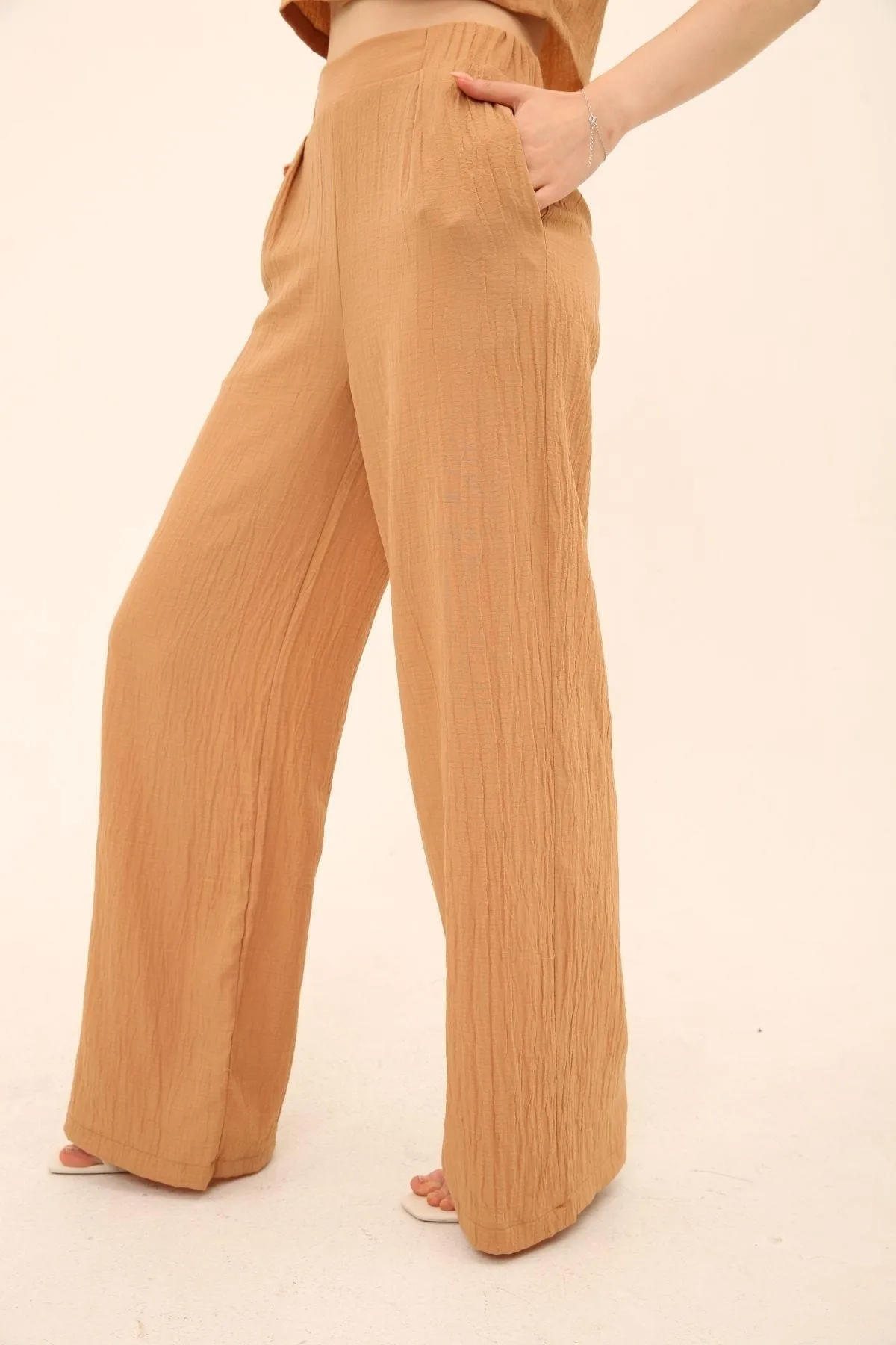 Domoda  Kamelfarbenes Crop-Hemd mit Knöpfen und Palazzo-Hosen mit weitem Bein
