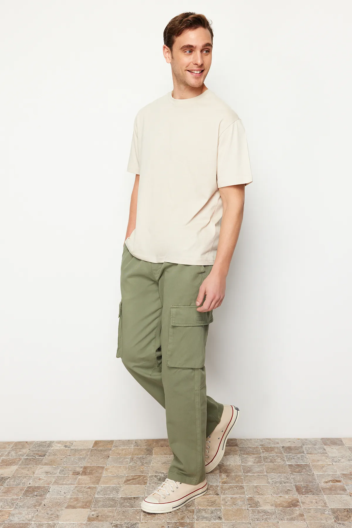 Trendyol Collection  Hellkhakifarbene Unisex-Hose mit Cargotaschen, reguläre Passform, TMNSS24PL00003