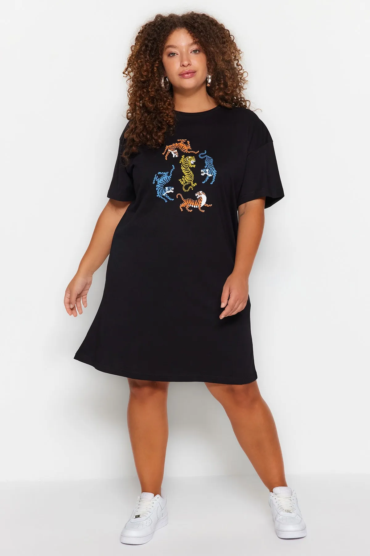 Trendyol Curve  Schwarzes bedrucktes T-Shirt-Strickkleid mit Rundhalsausschnitt TBBSS23AH00163