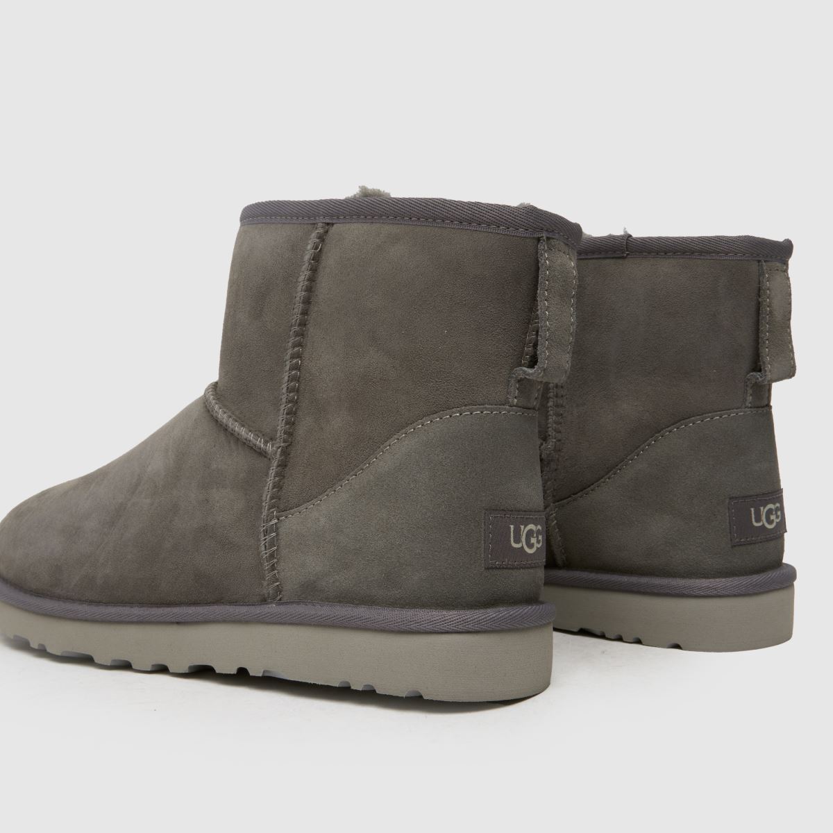 UGG klasszikus mini csizma sötétszürke színben