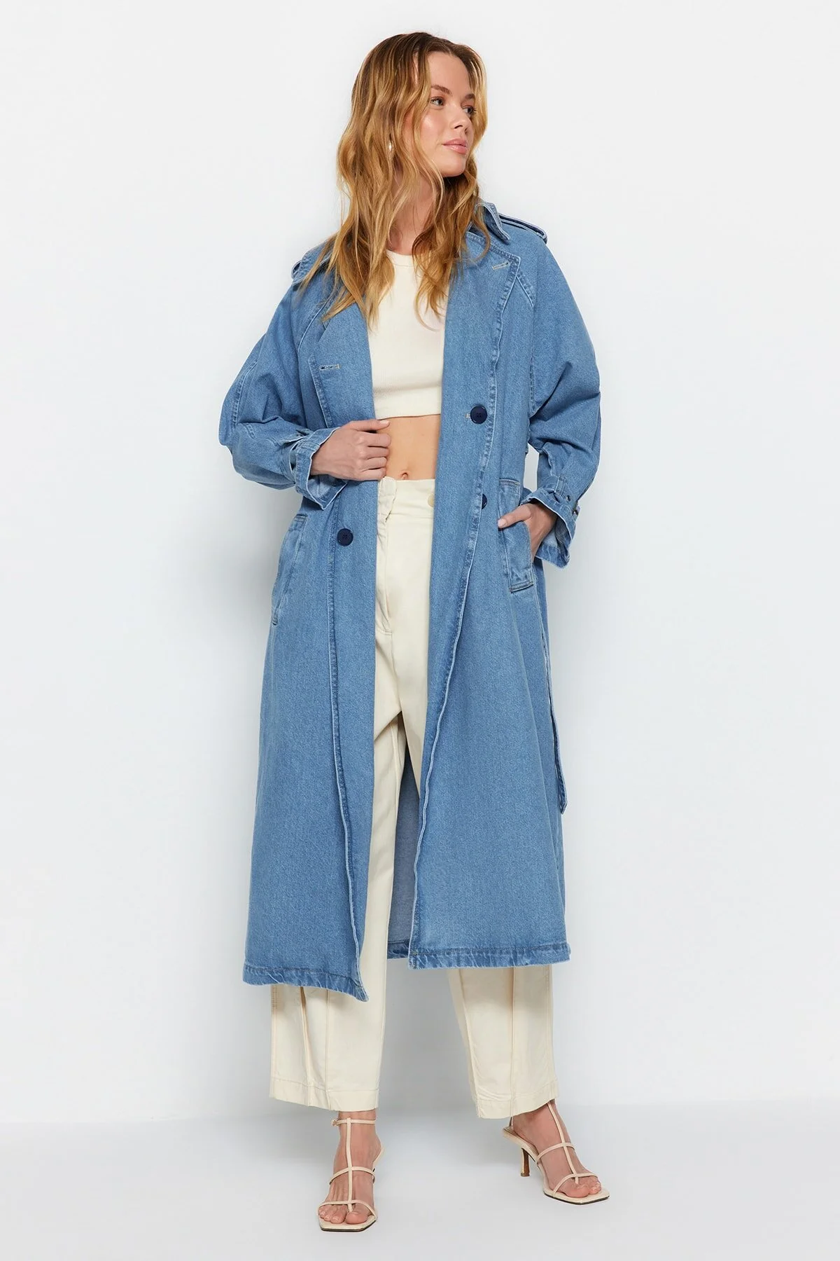 Trendyol Collection  Blauer Denim-Trenchcoat mit Gürtel TWOSS23TR00028