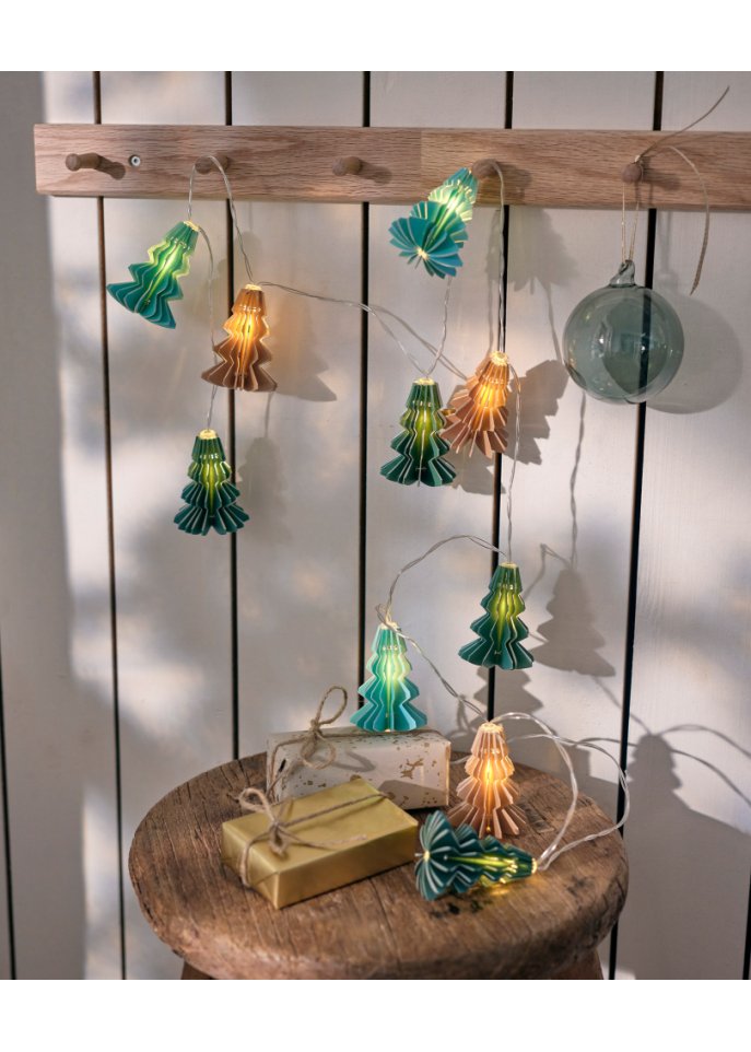 LED-Lichterkette mit Tannenbäumen