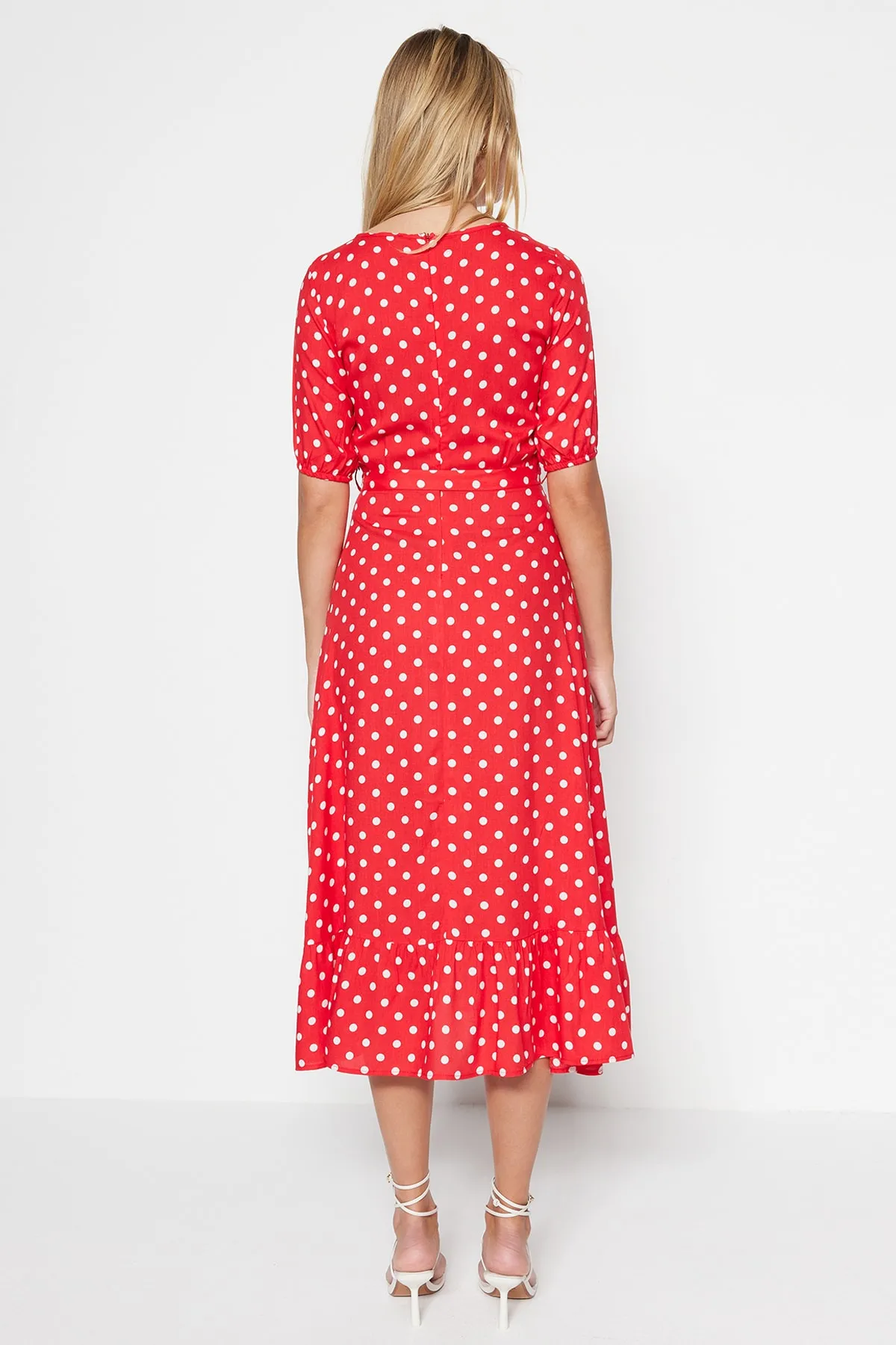 Trendyol Collection  Rotes gepunktetes Midi-Webkleid mit Rundhalsausschnitt und Gürtel TWOSS19XM0064