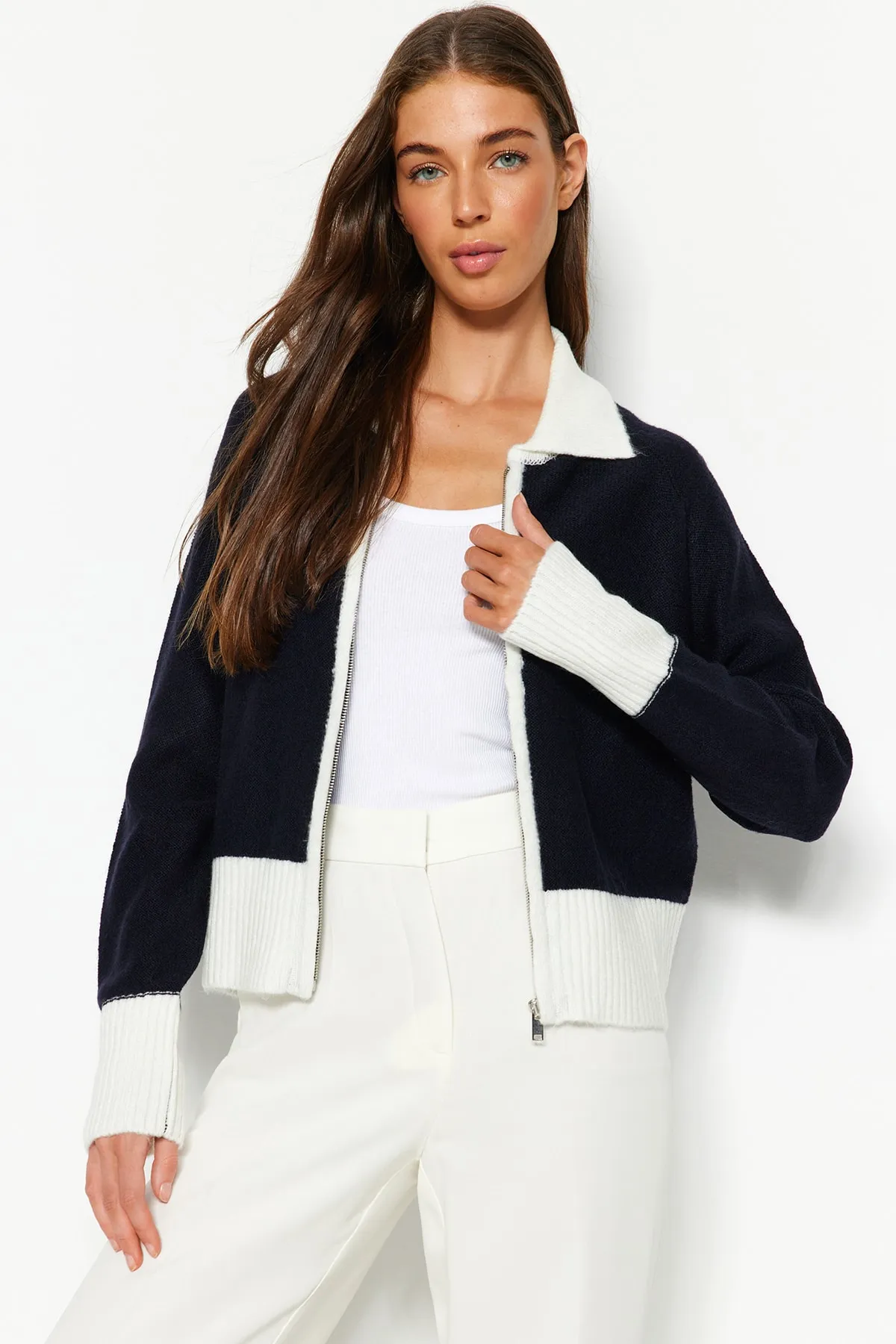 Trendyol Collection  Marineblaue Strickjacke mit weicher Struktur und Reißverschluss in Farbblock-Optik TWOAW24HI00102