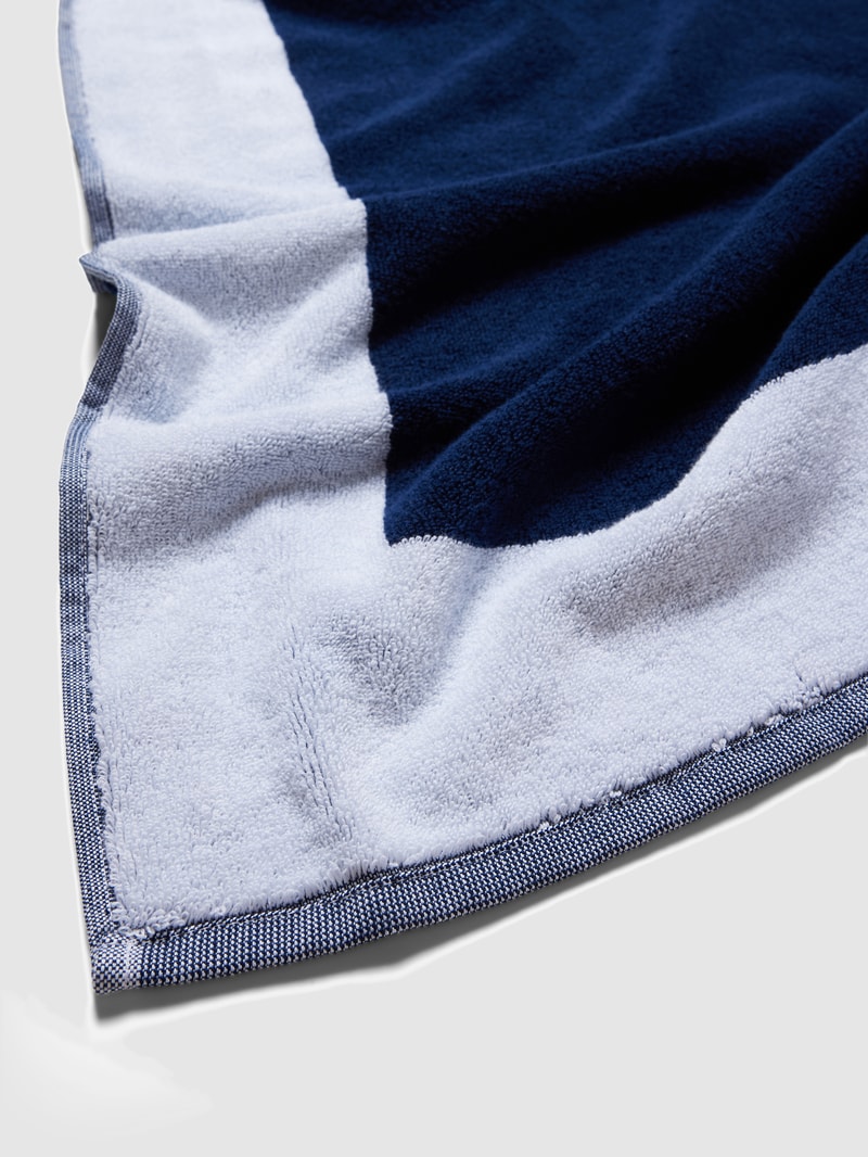 Strandtuch mit Statement- und Label-Print Modell 'TOWEL' in marineblau