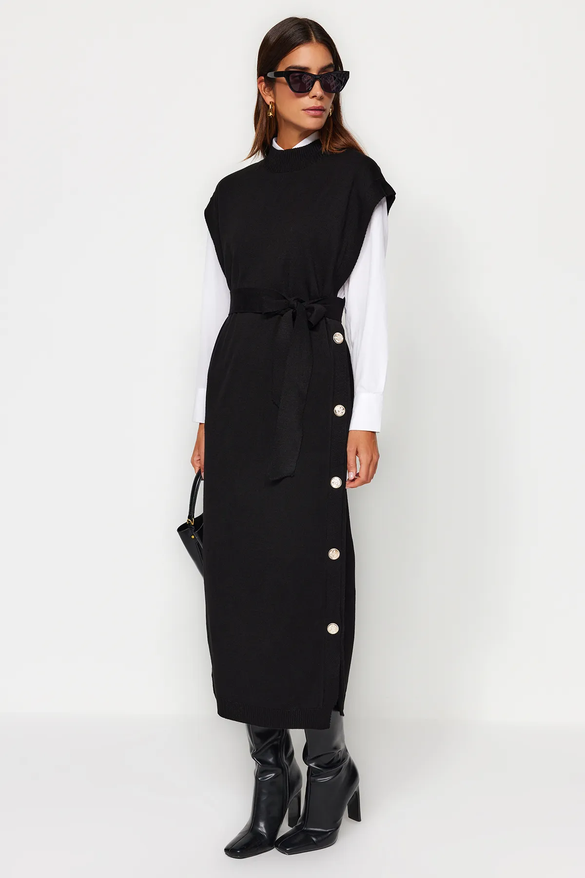 Trendyol Modest  Schwarzes Strickpulloverkleid mit Knöpfen und detaillierten Details TCTAW24UV00038