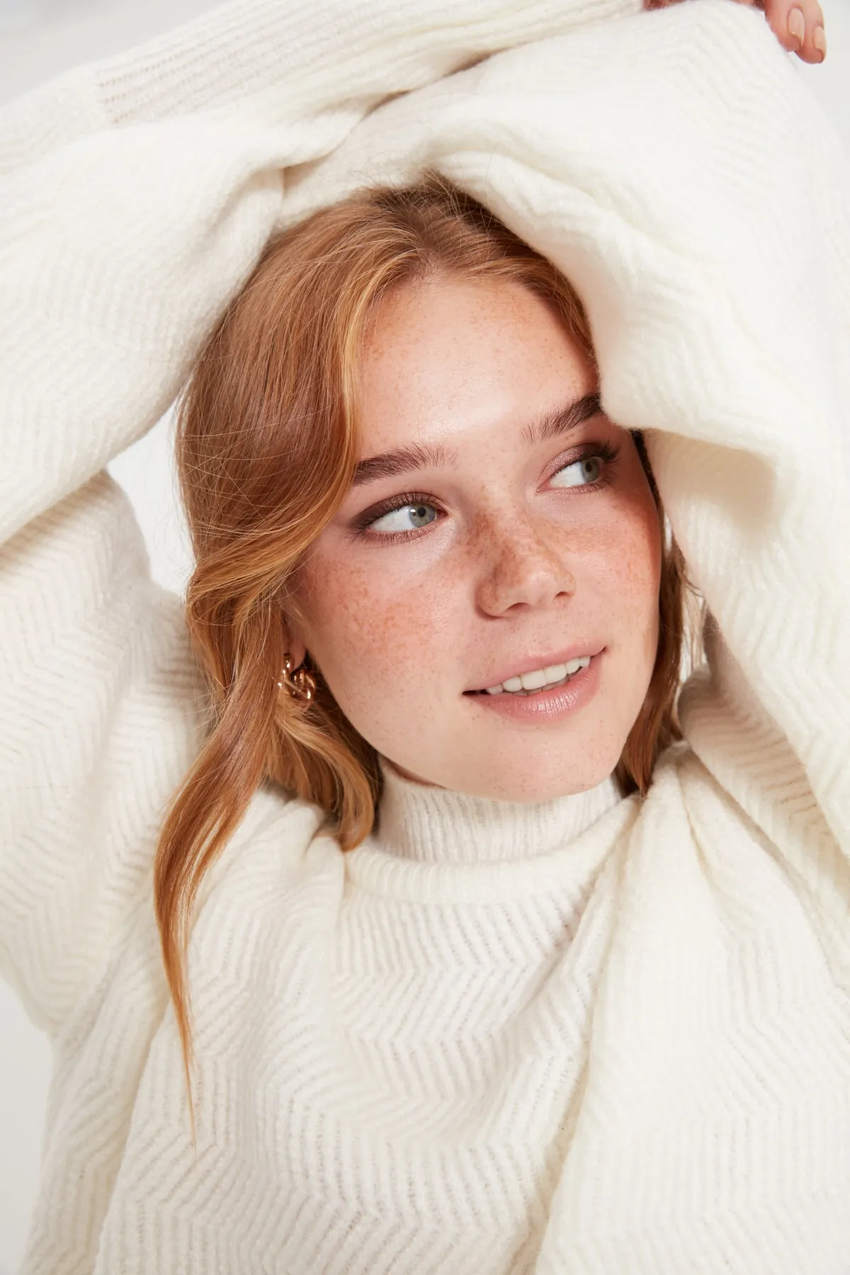 Trendyol Collection  Ecrufarbener, weich strukturierter Basic-Strickpullover TWOAW21KZ0204
