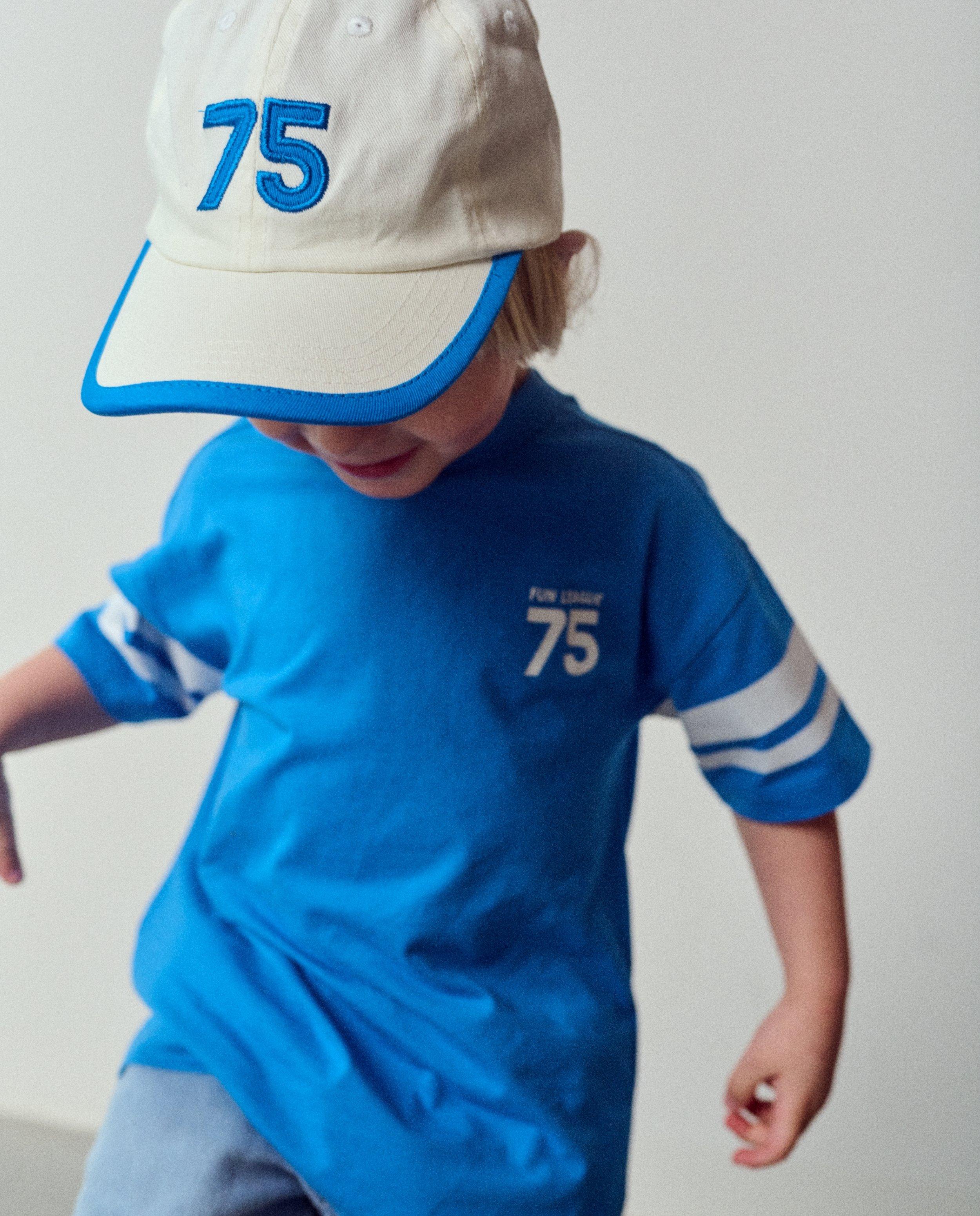 Tricou Kidz Nation cu imprimeu albastru strălucitor pe spate