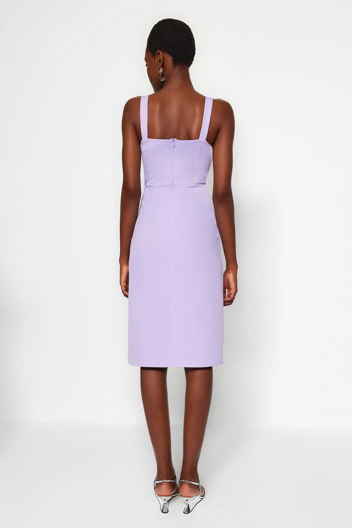 Trendyol Collection  Fliederfarbenes, figurbetontes Midi-Webkleid mit Ösen und detailliertem Schlitz und quadratischem Kragen TWOSS19EL0079