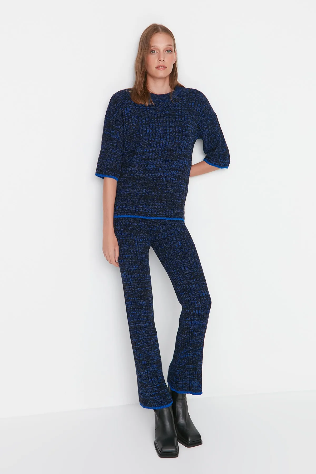 Trendyol Collection  Schwarzes Strickoberteil und -unterteil mit Farbverlauf-Muster TWOAW23AU00191