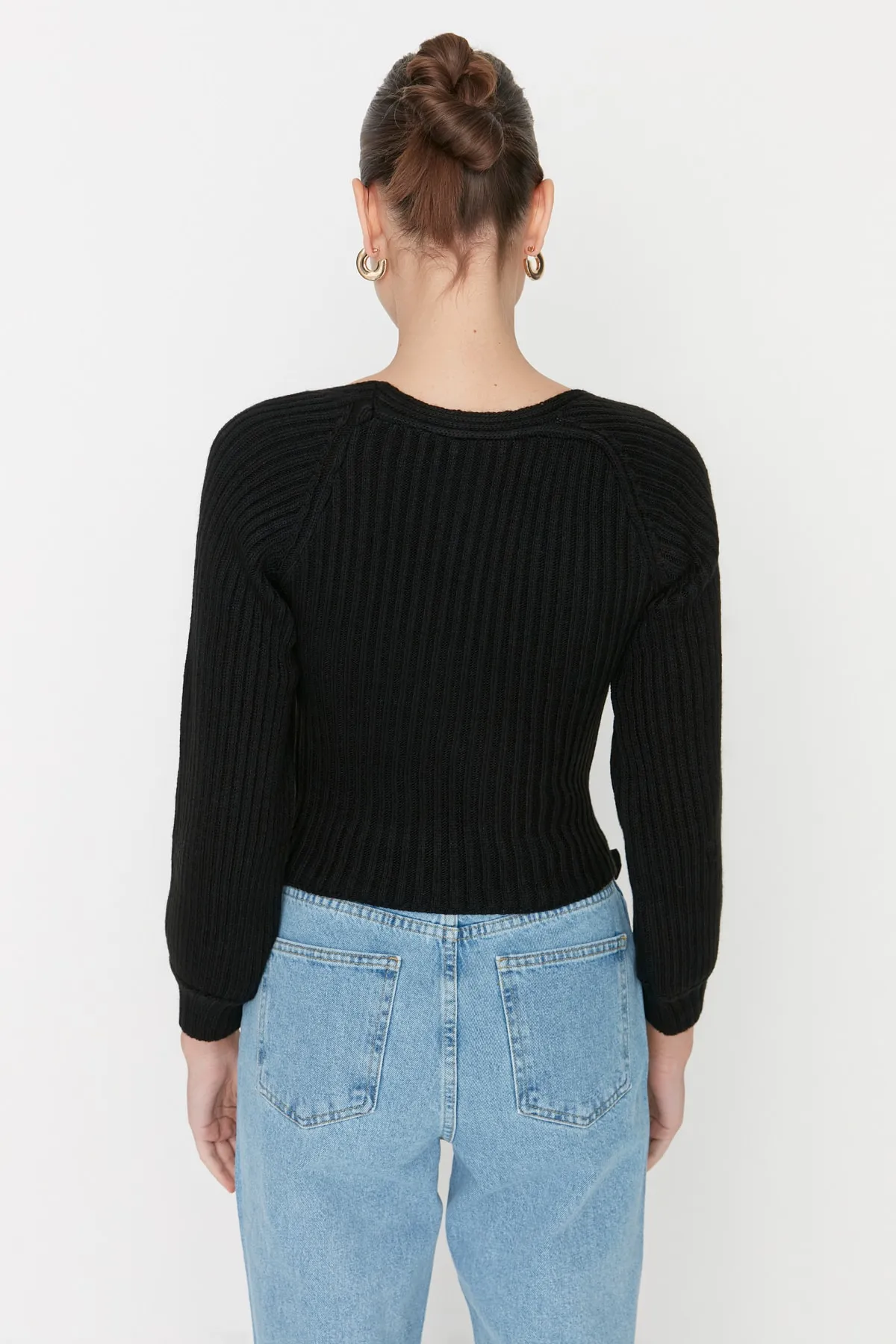 Trendyol Collection  Schwarzer kurzer Strickpullover mit Herzkragen TWOAW22KZ1760