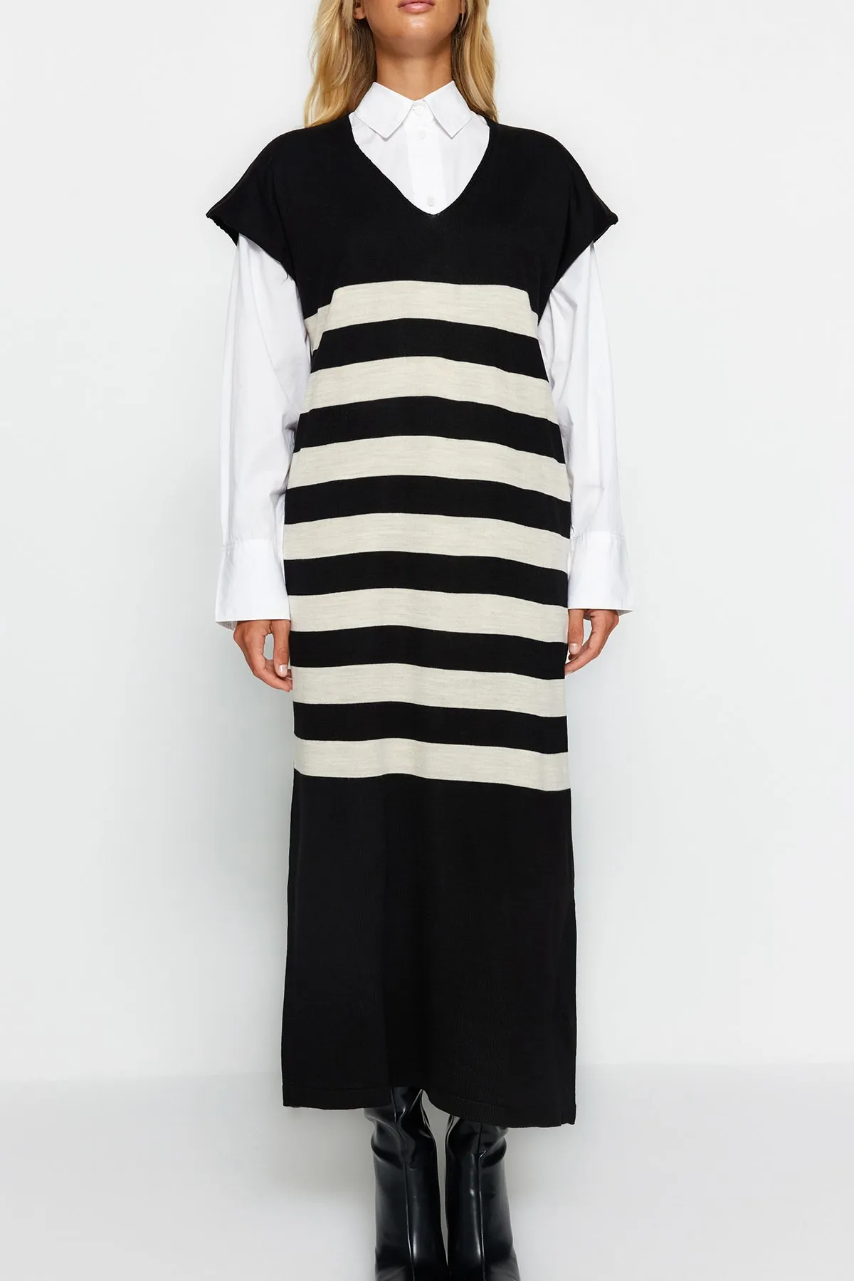 Trendyol Modest  Schwarzes gestreiftes Strickpulloverkleid mit V-Ausschnitt TCTAW24UV00039