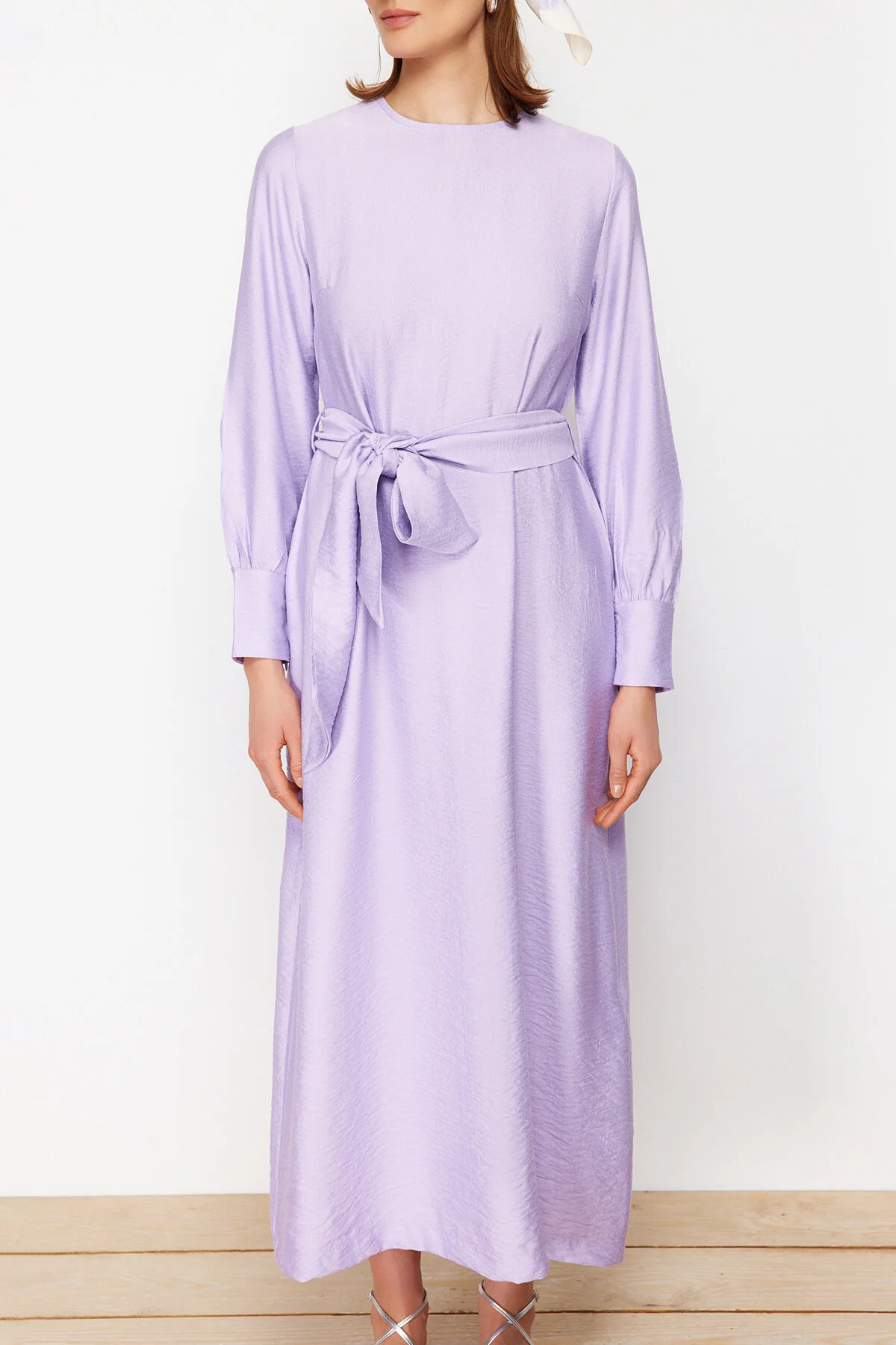 Trendyol Modest  Fliederfarbenes, gewebtes Kleid in Leinenoptik mit breitem Gürtel und Reißverschlussbündchen TCTSS23EB00219