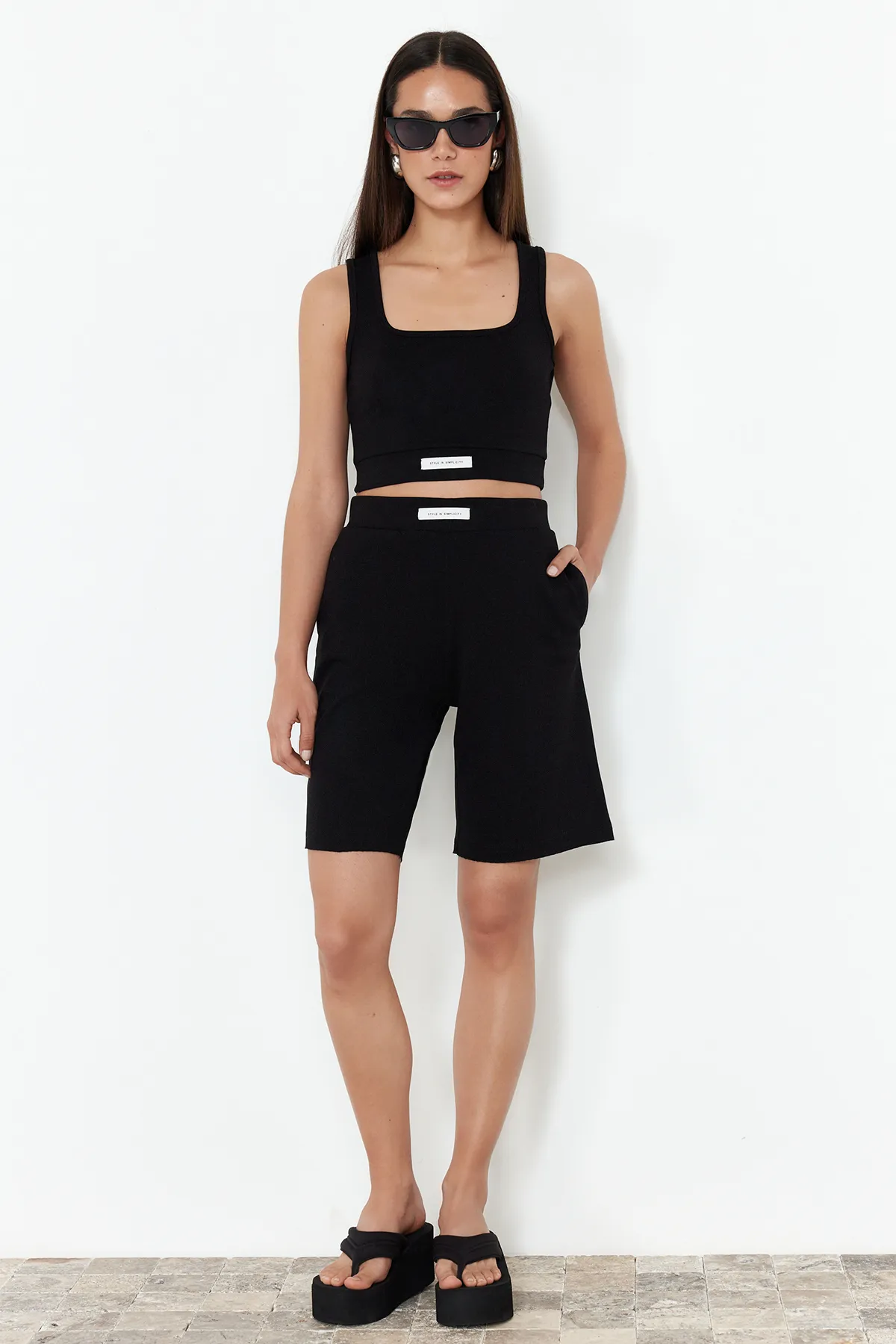 Trendyol Collection  Black Label Detailliertes Set aus Oberteil und Unterteil aus flexiblem Strick mit weicher Textur TWOSS24AU00127