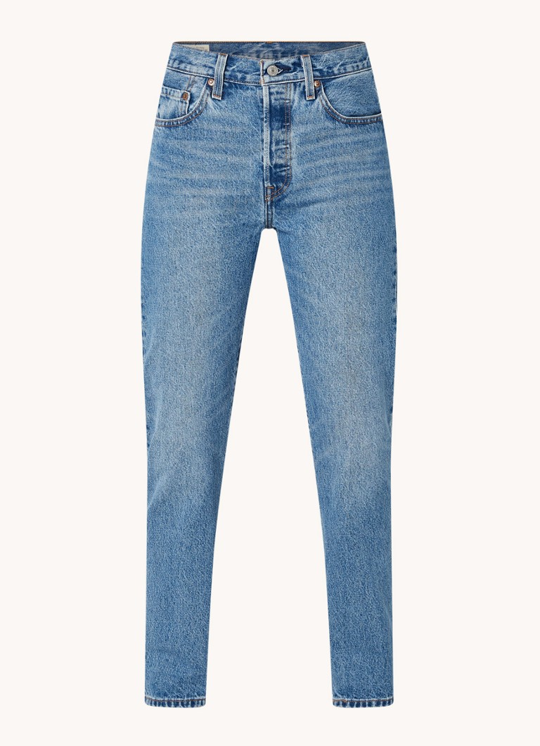Blugi Levi's 501 cu talie înaltă, croială dreaptă, lungime 7/8, într-o nuanță medie.
