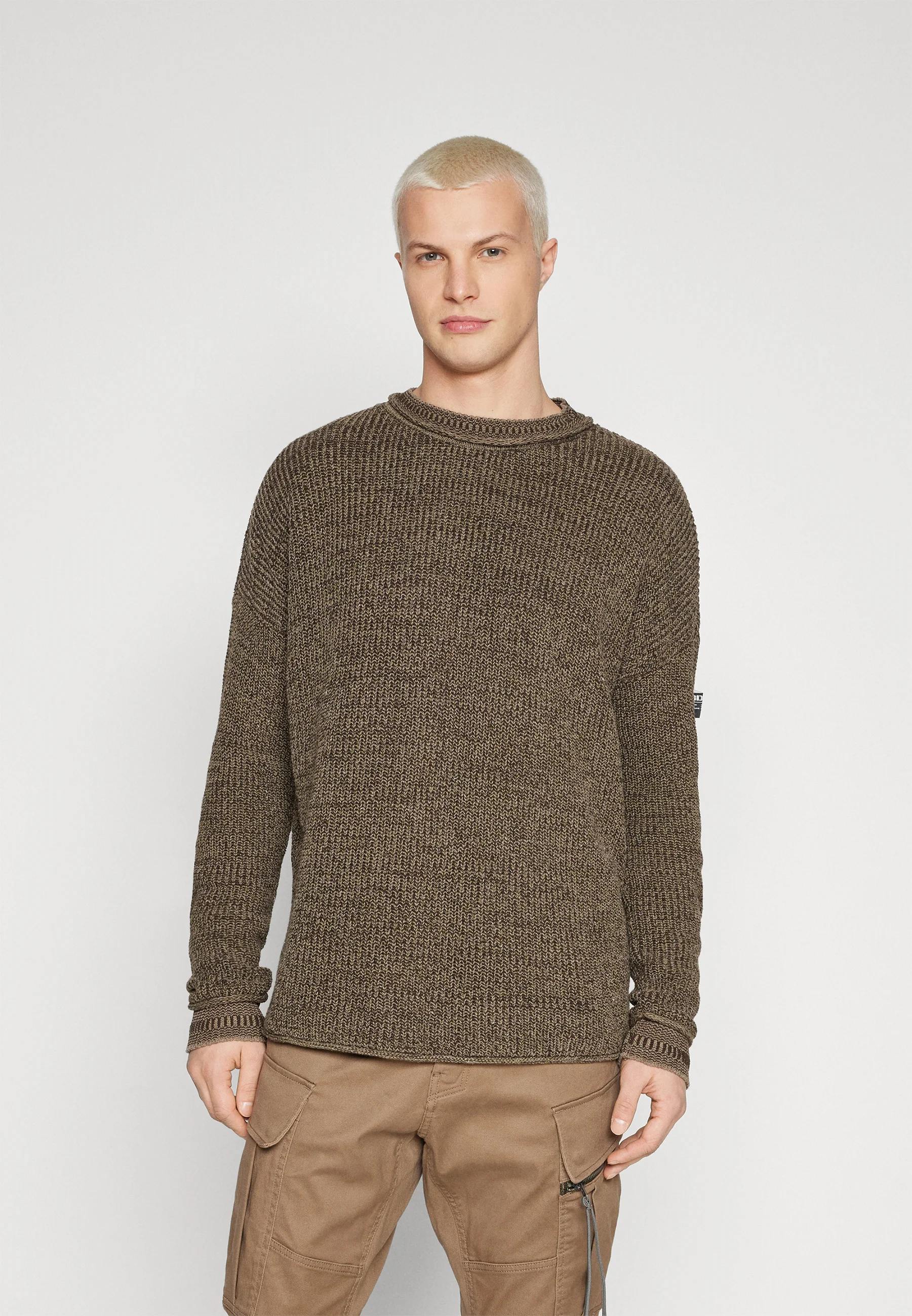 Suéter con cuello redondo trenzado de BDG Urban Outfitters