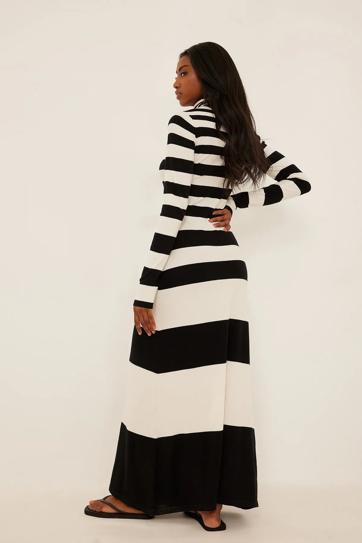 NA-KD  Fein gestricktes, gestreiftes Maxikleid