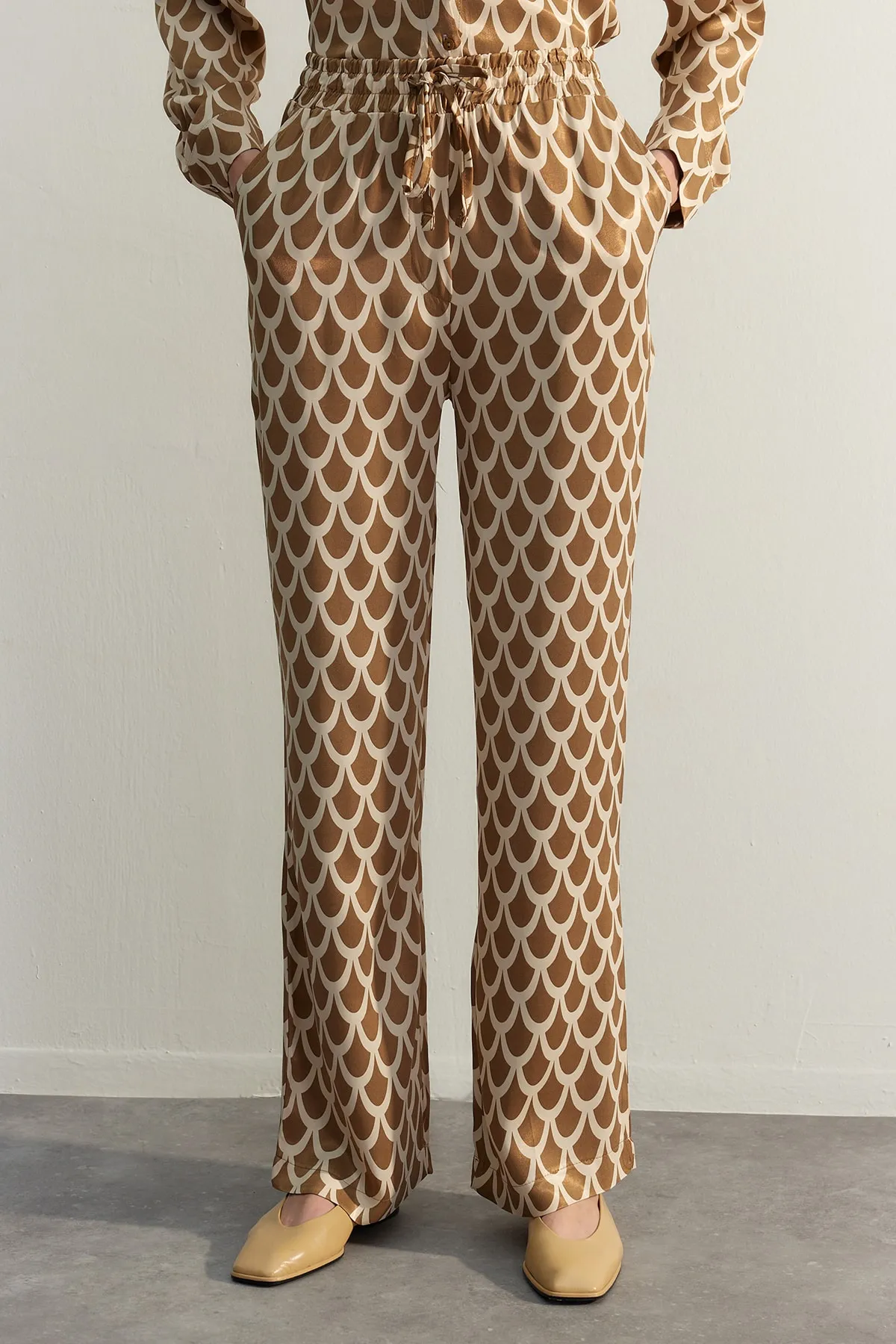 Trendyol Collection  Nerzfarbene, gewebte Hose mit weitem Bein und Satinmuster TWOSS23PL00157