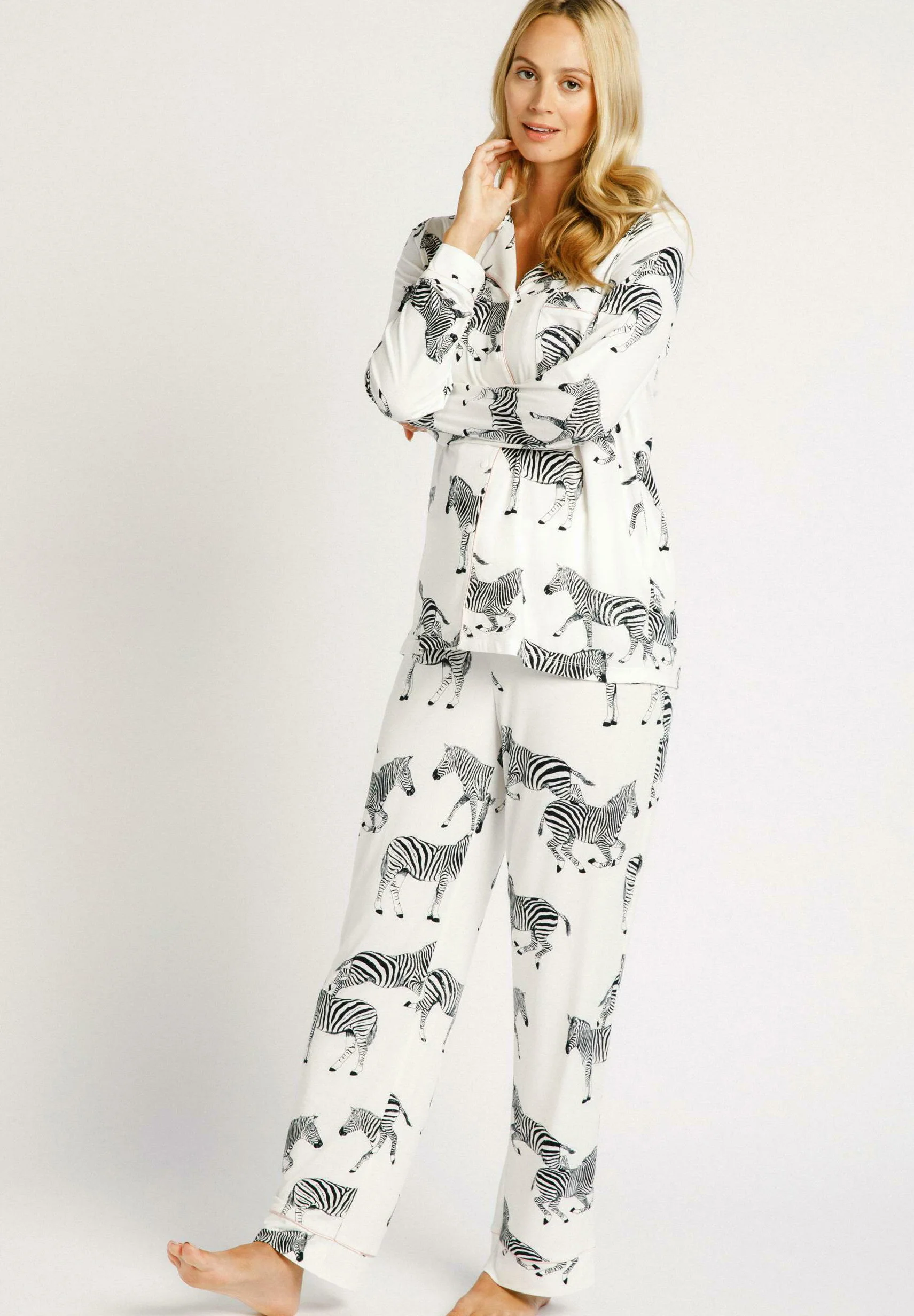 Pijama de maternidad con botones de cebra de Chelsea Peers
