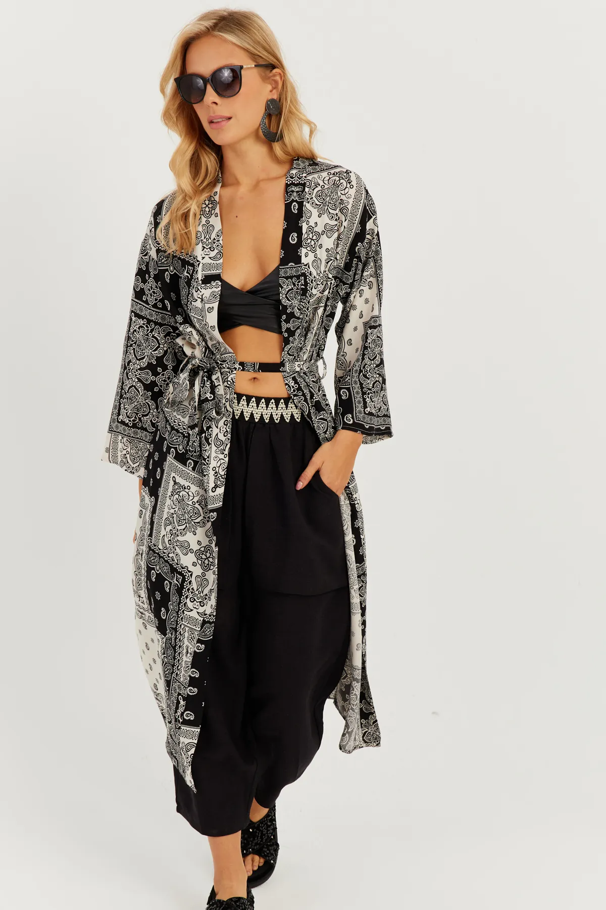 Cool & Sexy  Schwarz-ecru gemusterter Kimono für Damen GÇ155