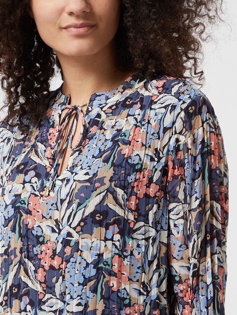 Kleid mit Plisseefalten in hellblau