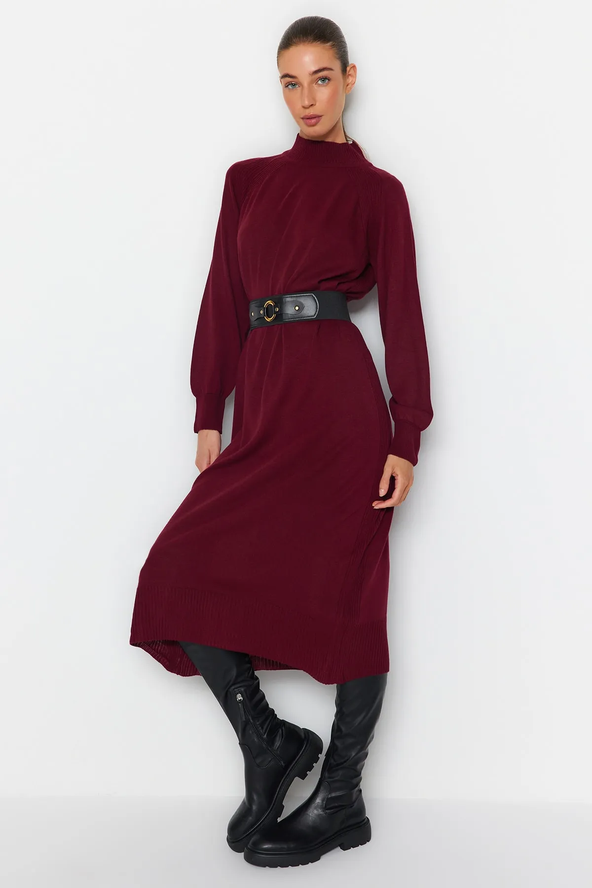 Trendyol Modest  Pflaumenfarbenes Strickkleid aus Kunstleder mit Gürtel und Stehkragen TCTAW24EB00030