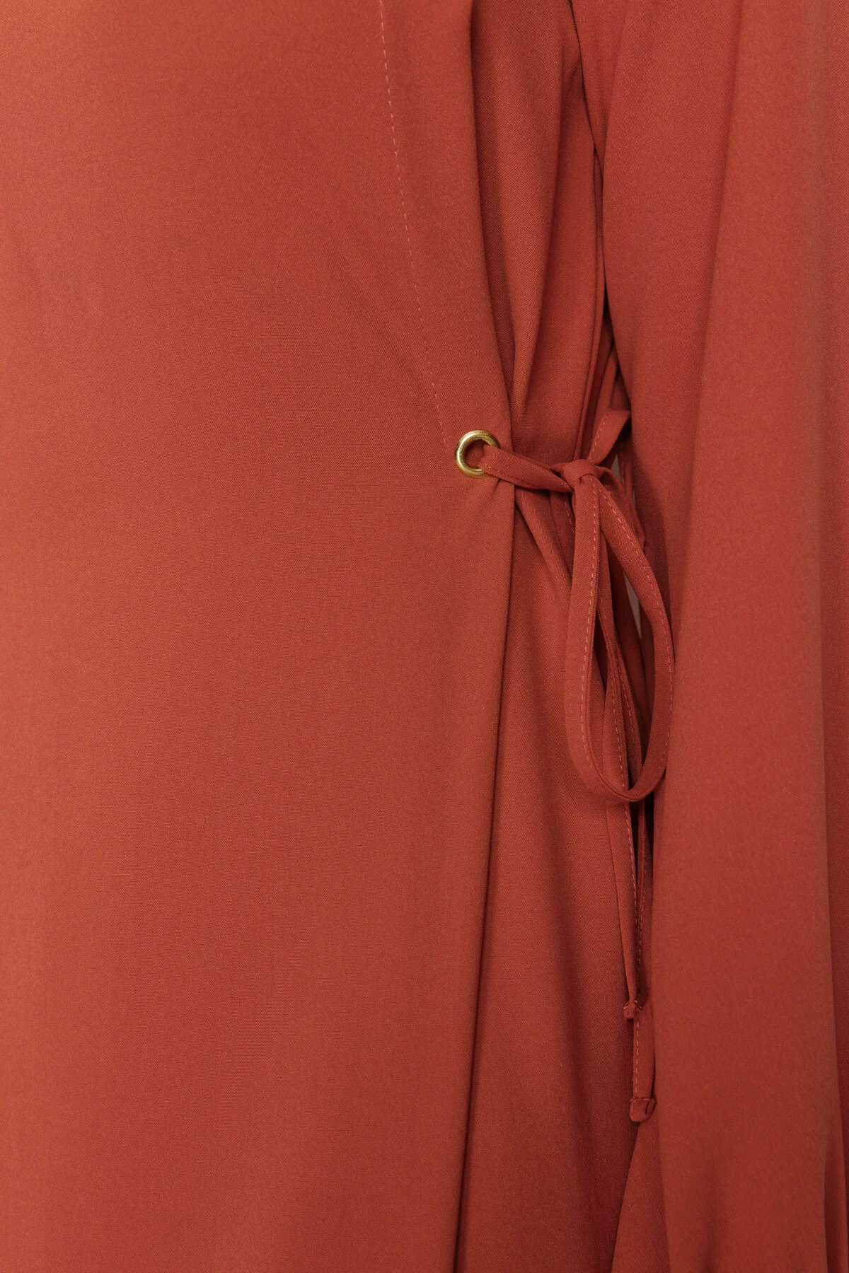 Trendyol Modest  Gefliestes Taillen-Seilband, detailliertes Ärmelende, elastisches Aerobin-Webkleid TCTSS22EB00104